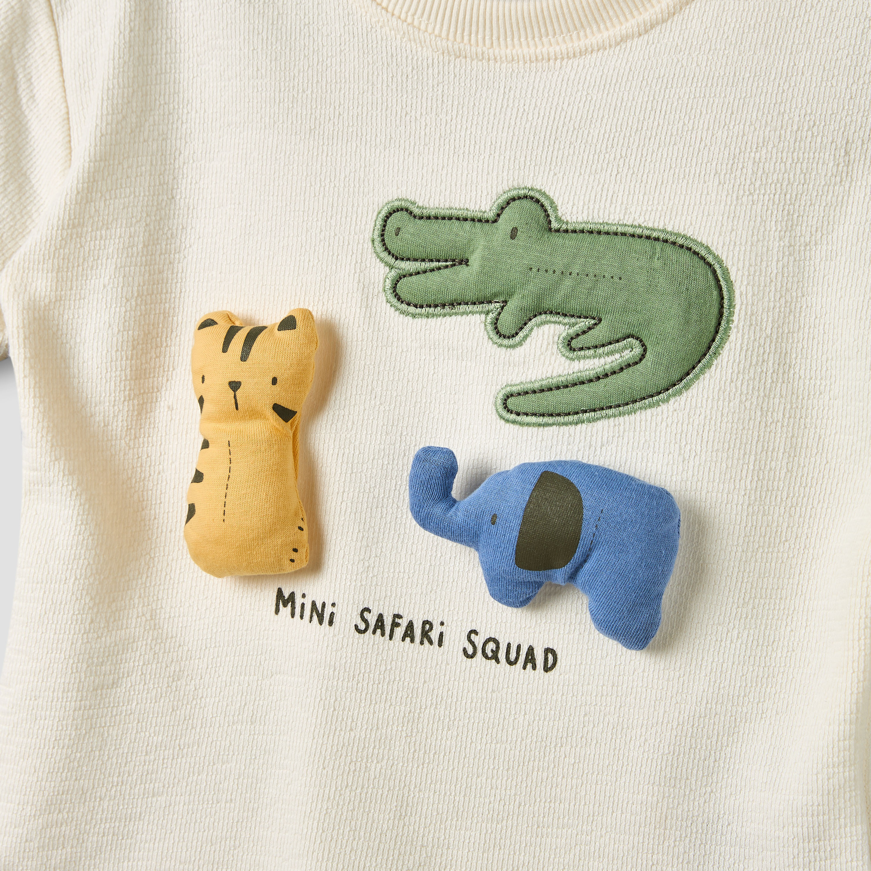 طقم تيشيرت بياقة ضيقة وأكمام قصيرة وشورت بزخارف سفاري من جونيورز-baby-boys-clothing-setsandcoords-image-7
