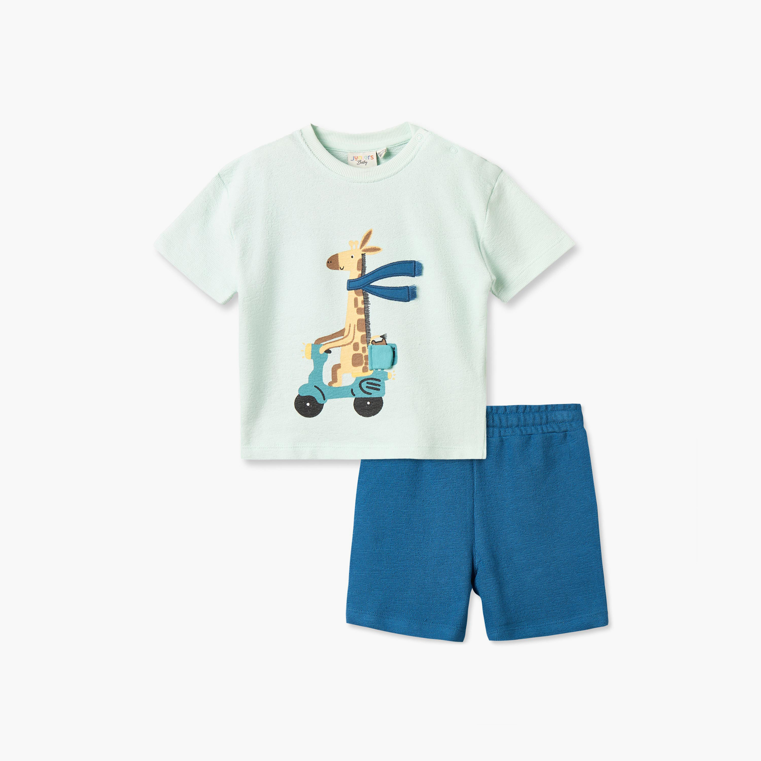 طقم تيشيرت بياقة ضيقة وأكمام قصيرة مع شورت وطبعات زرافة من جونيورز-baby-boys-clothing-setsandcoords-image-1