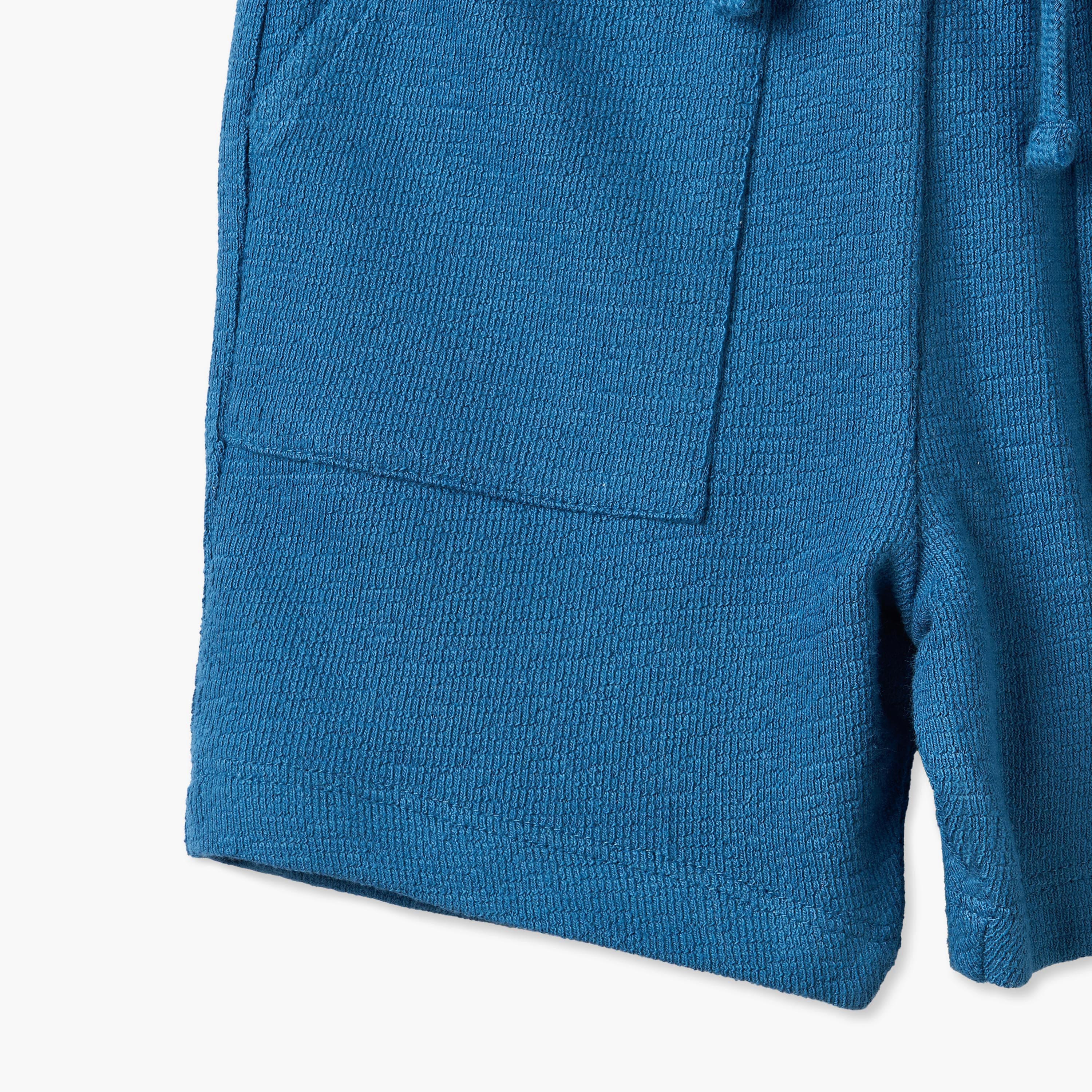 طقم تيشيرت بياقة ضيقة وأكمام قصيرة مع شورت وطبعات زرافة من جونيورز-baby-boys-clothing-setsandcoords-image-10