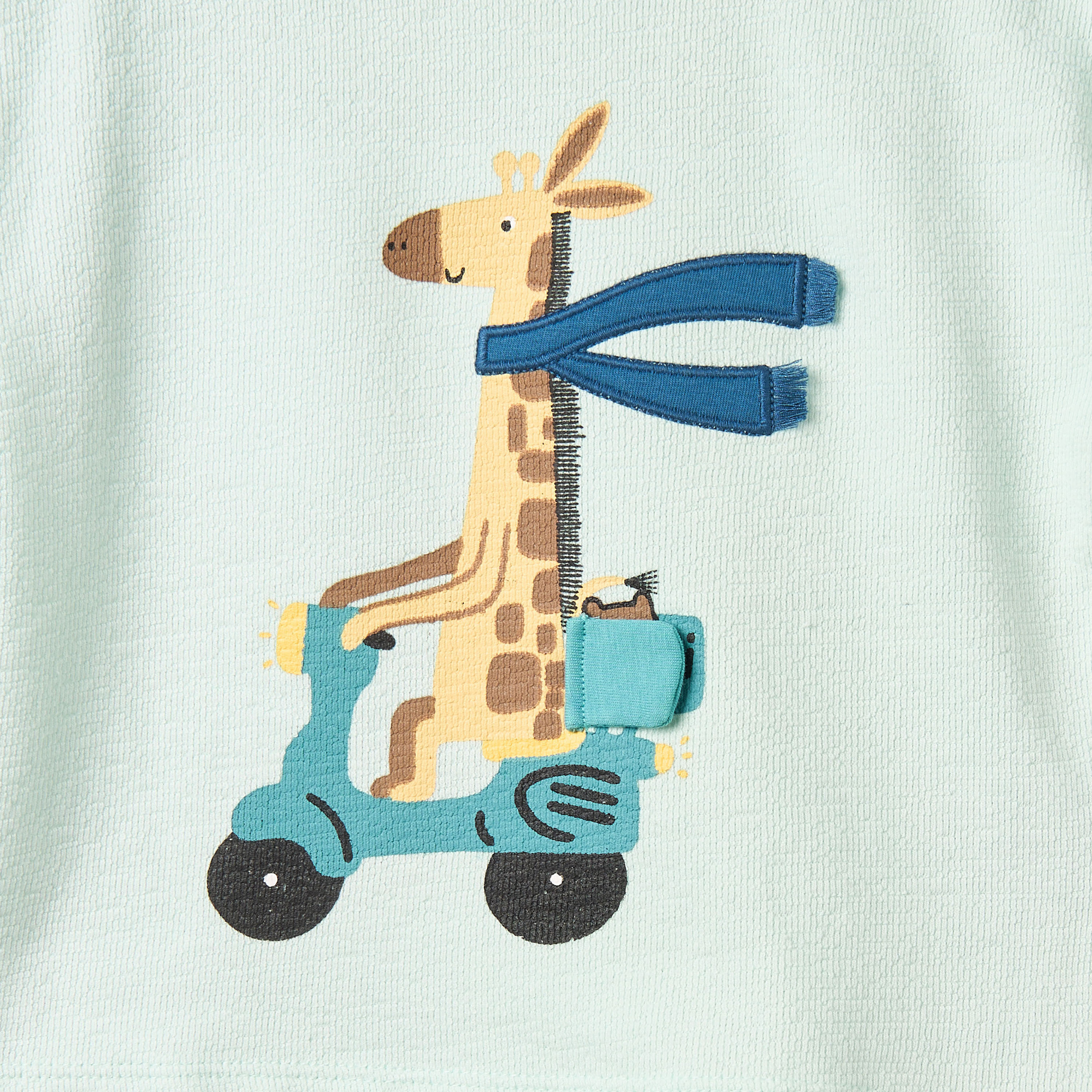 طقم تيشيرت بياقة ضيقة وأكمام قصيرة مع شورت وطبعات زرافة من جونيورز-baby-boys-clothing-setsandcoords-image-6