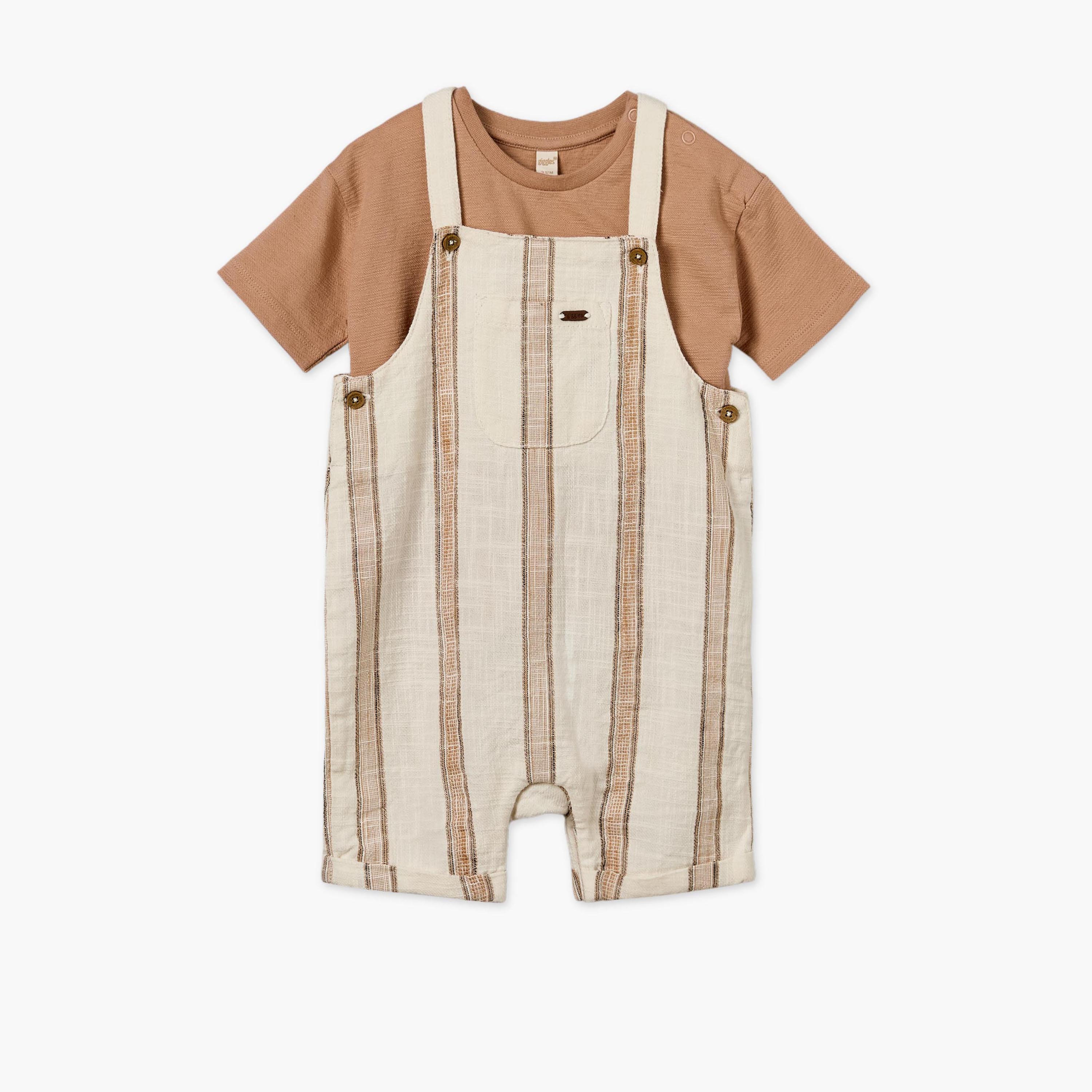 طقم دنغري مخطط وتيشيرت بأكمام قصيرة وياقة ضيقة من جيجلز-baby-boys-clothing-setsandcoords-image-2