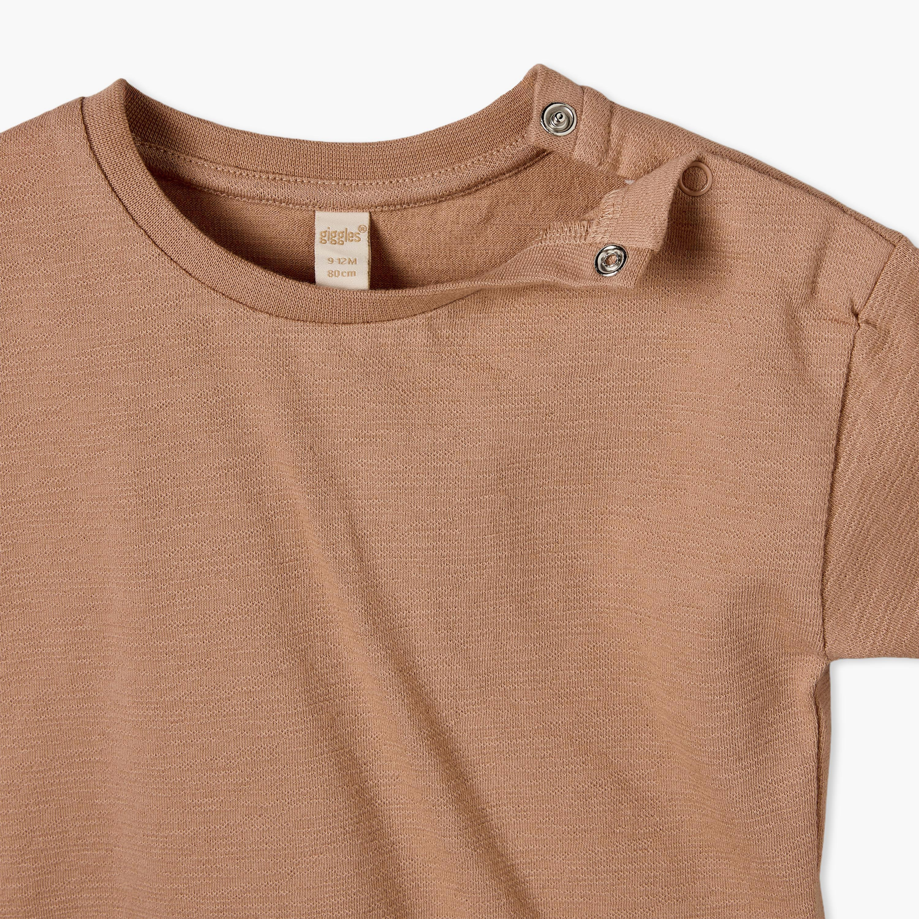 طقم دنغري مخطط وتيشيرت بأكمام قصيرة وياقة ضيقة من جيجلز-baby-boys-clothing-setsandcoords-image-6