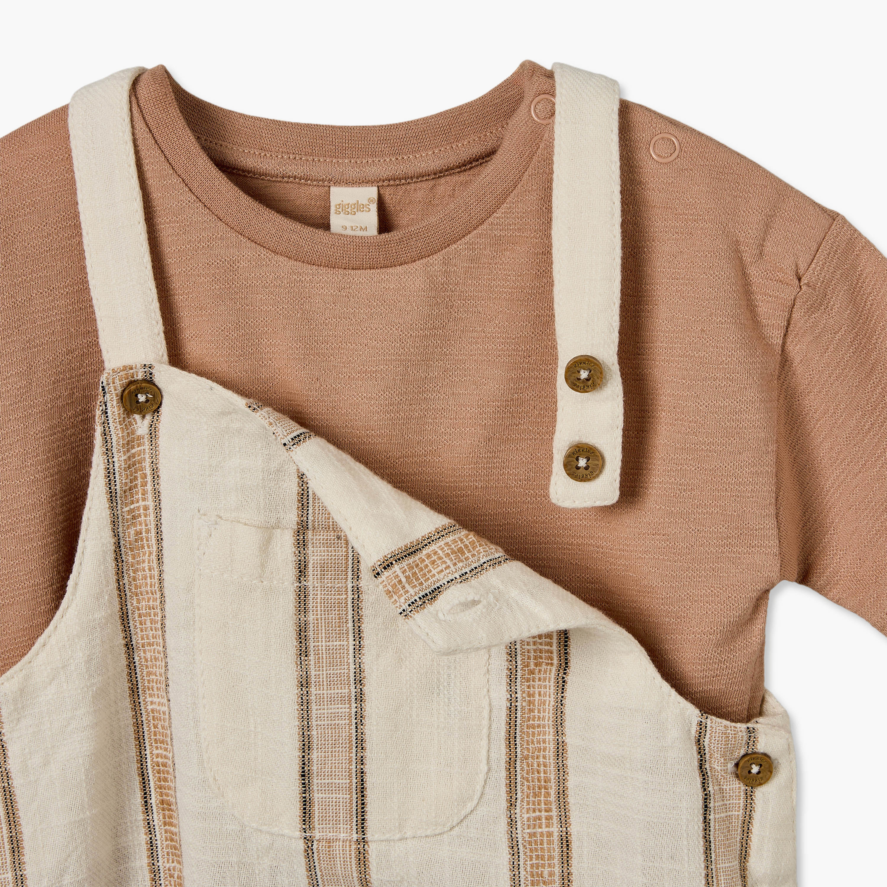 طقم دنغري مخطط وتيشيرت بأكمام قصيرة وياقة ضيقة من جيجلز-baby-boys-clothing-setsandcoords-image-7