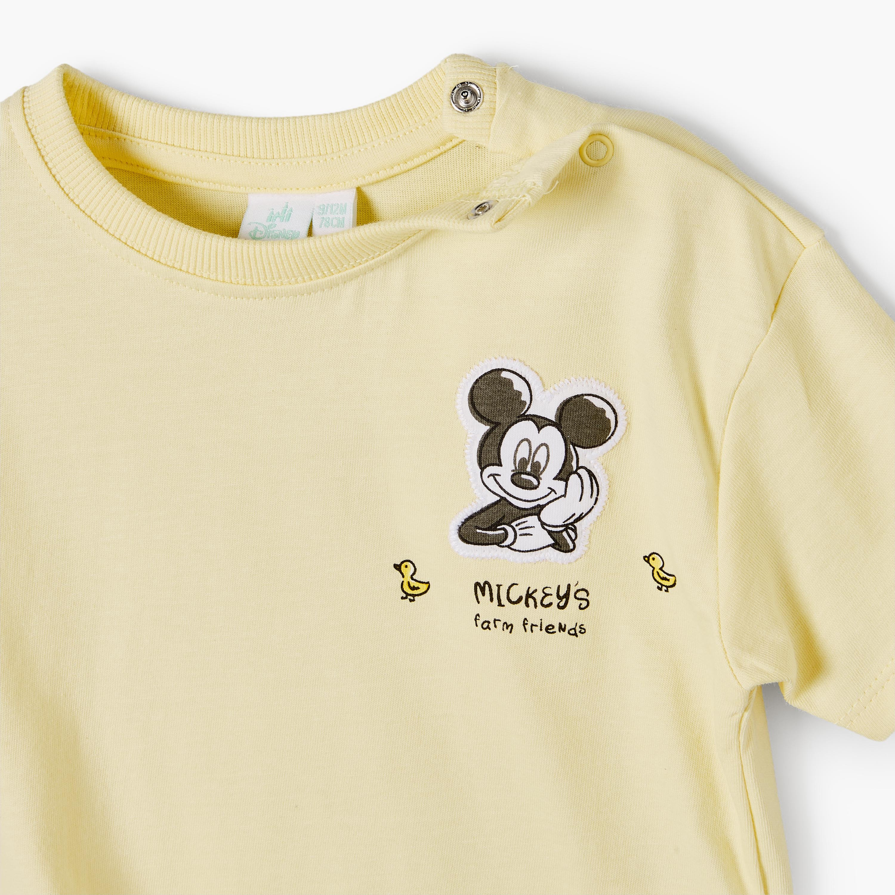 طقم شورت وتيشيرت بأكمام قصيرة وطبعات ميكي ماوس وياقة مستديرة من ديزني-baby-boys-clothing-setsandcoords-image-6