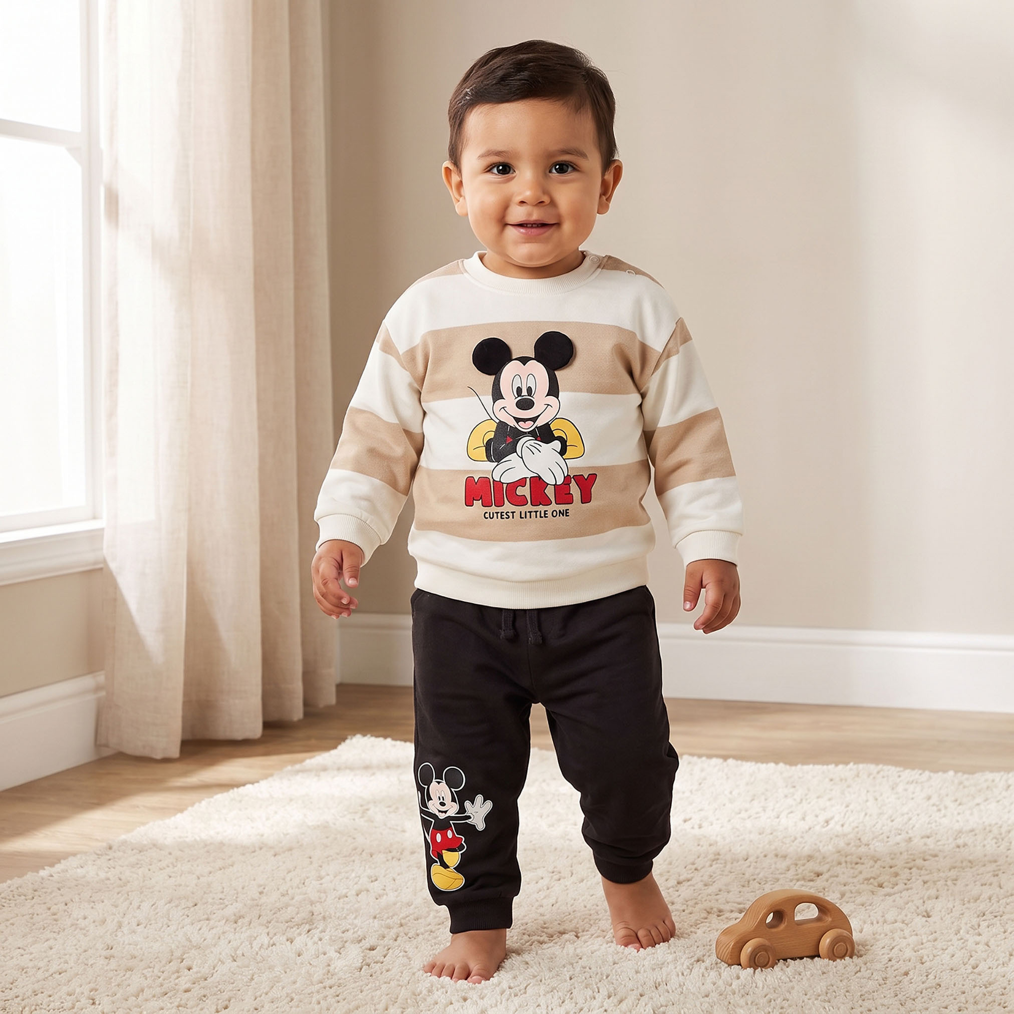 طقم سويت شيرت بياقة ضيقة وأكمام طويلة وبنطلون رياضي بطبعات ميكي ماوس من ديزني-baby-boys-clothing-setsandcoords-image-1