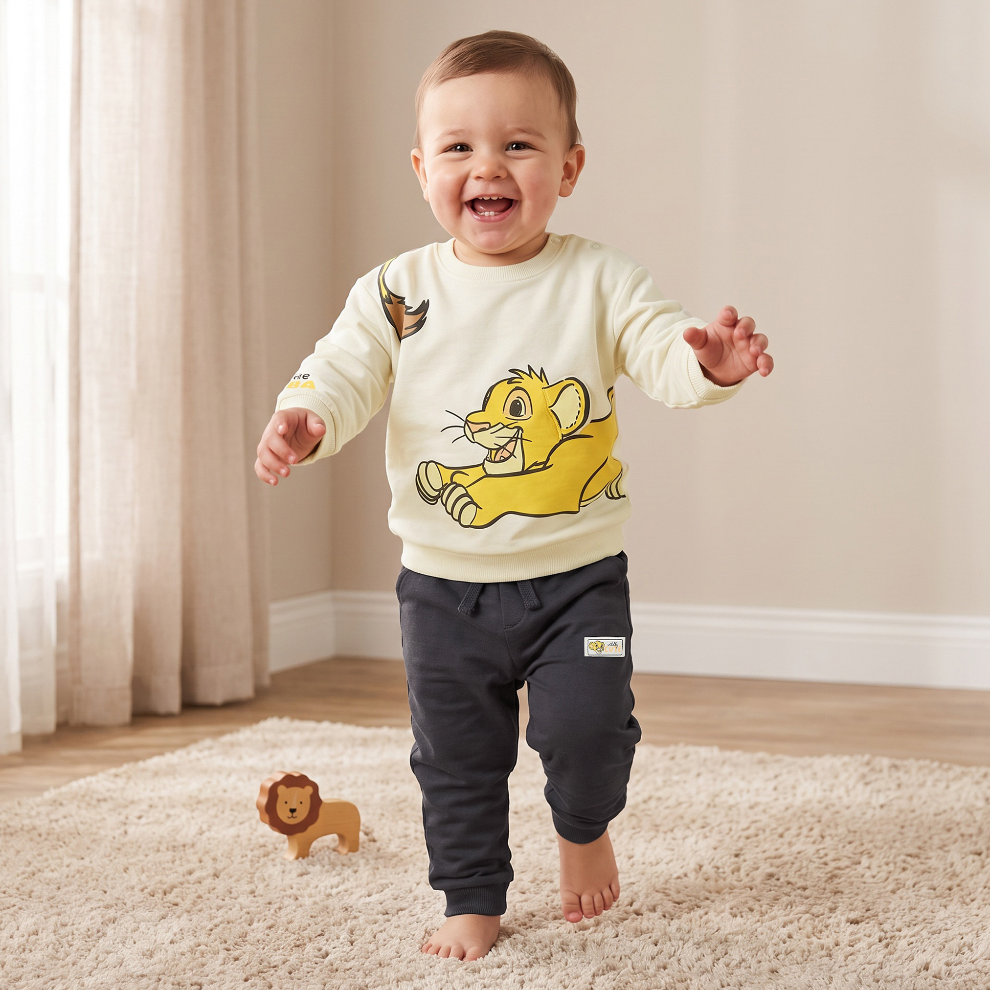 طقم سويت شيرت وبنطلون رياضي بياقة مستديرة وأكمام طويلة بطبعة سيمبا من ديزني-baby-boys-clothing-setsandcoords-image-1