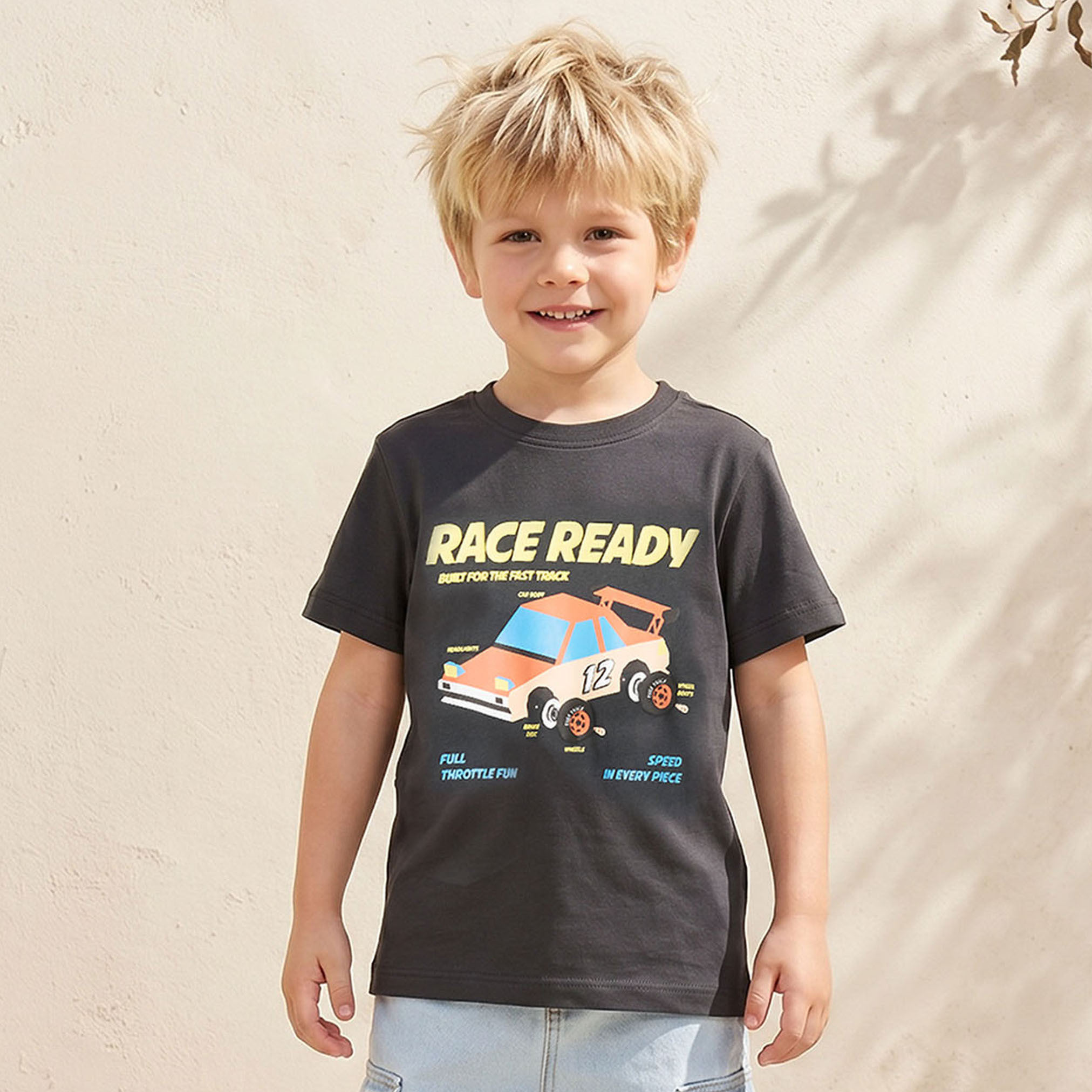تيشيرت بياقة دائرية وأكمام قصيرة بطبعة سيارة سباق من جونيورز-boys-clothing-tshirtsandpolos-image-1
