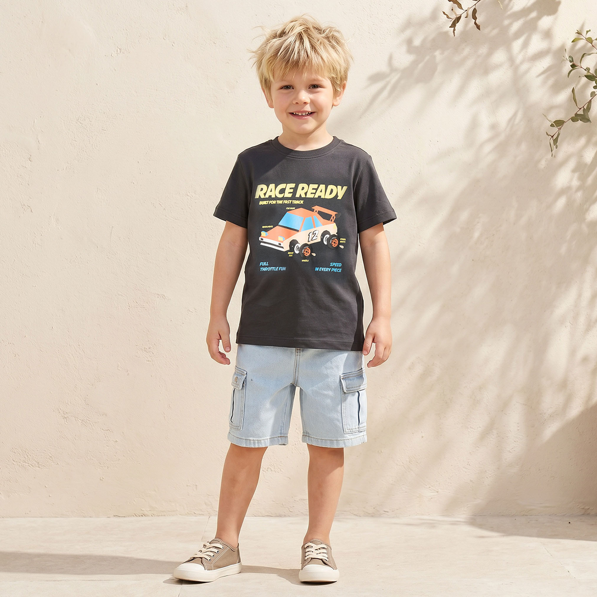 تيشيرت بياقة دائرية وأكمام قصيرة بطبعة سيارة سباق من جونيورز-boys-clothing-tshirtsandpolos-image-2