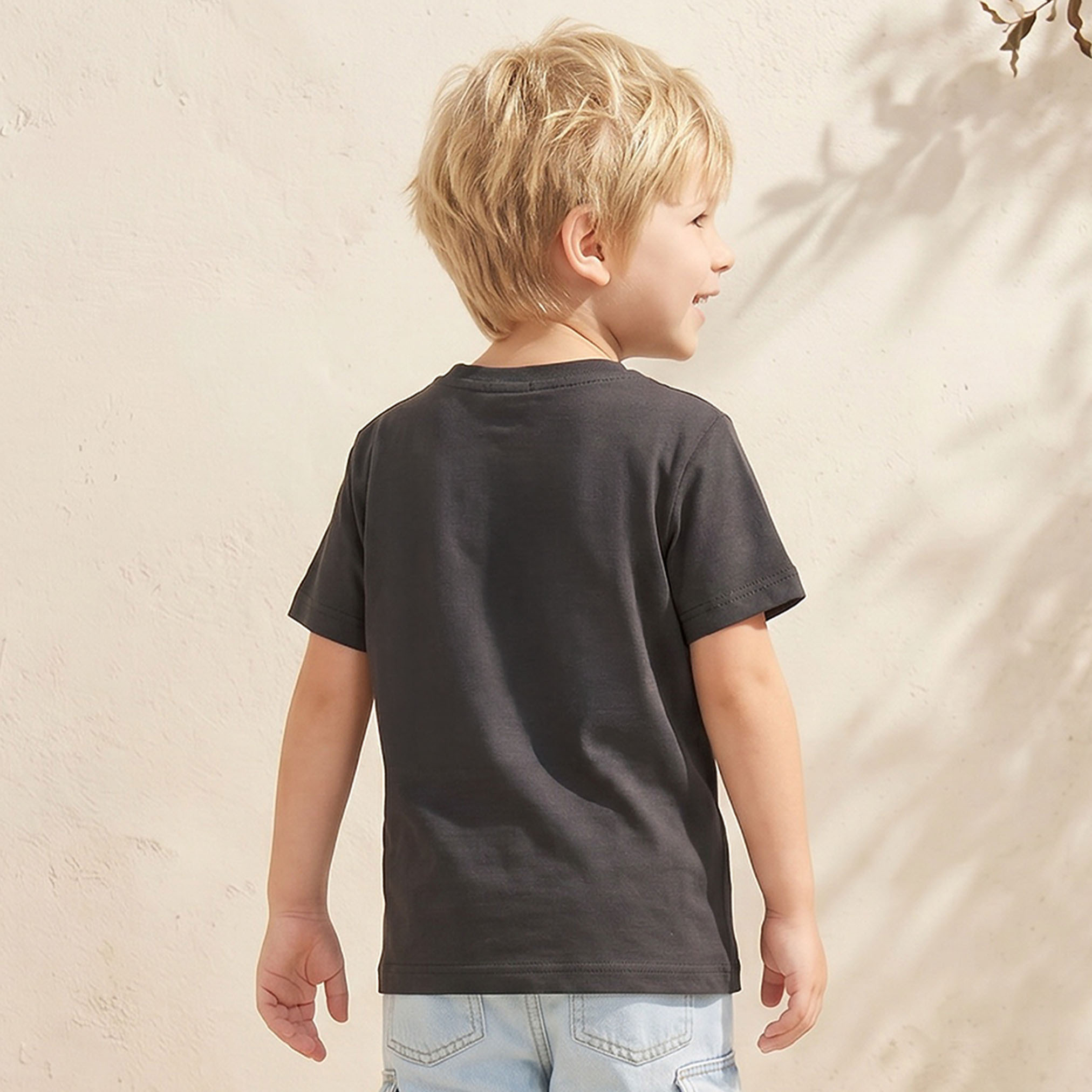 تيشيرت بياقة دائرية وأكمام قصيرة بطبعة سيارة سباق من جونيورز-boys-clothing-tshirtsandpolos-image-3