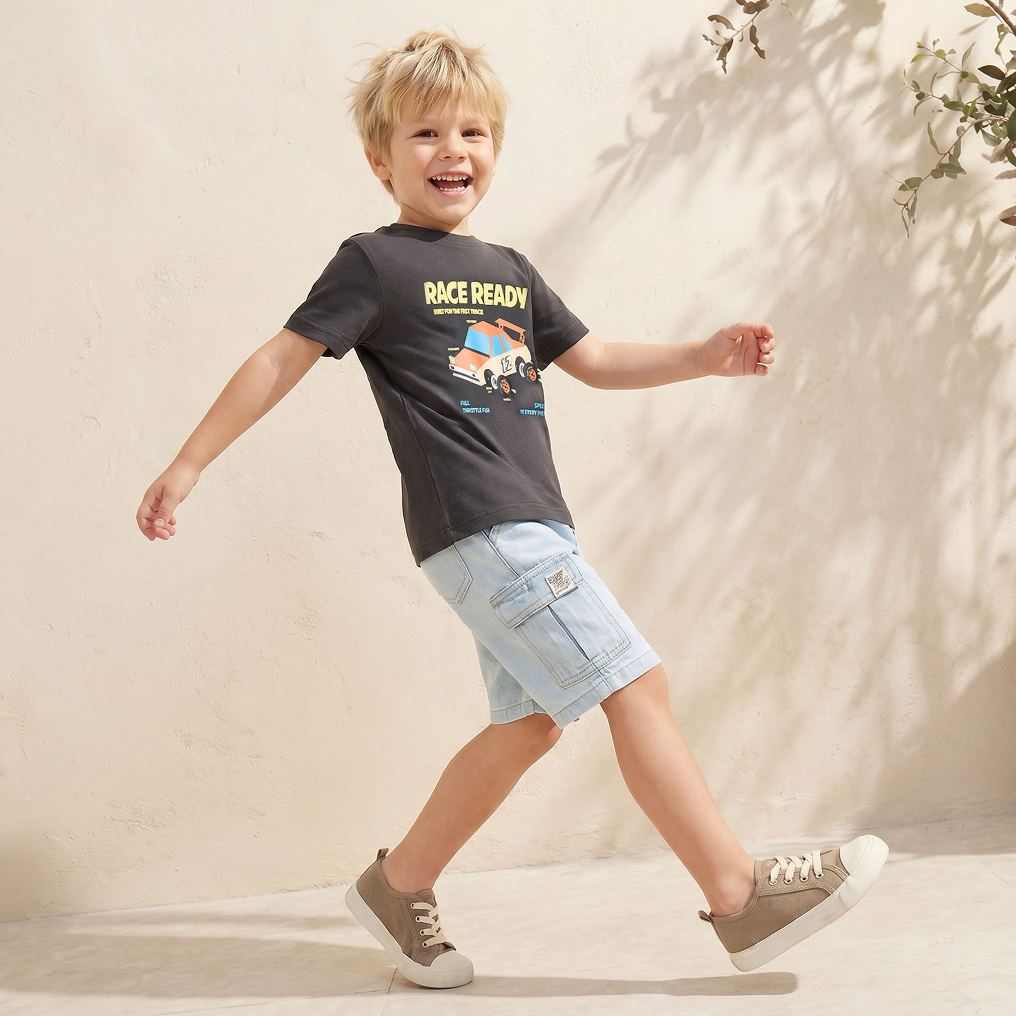 تيشيرت بياقة دائرية وأكمام قصيرة بطبعة سيارة سباق من جونيورز-boys-clothing-tshirtsandpolos-image-5