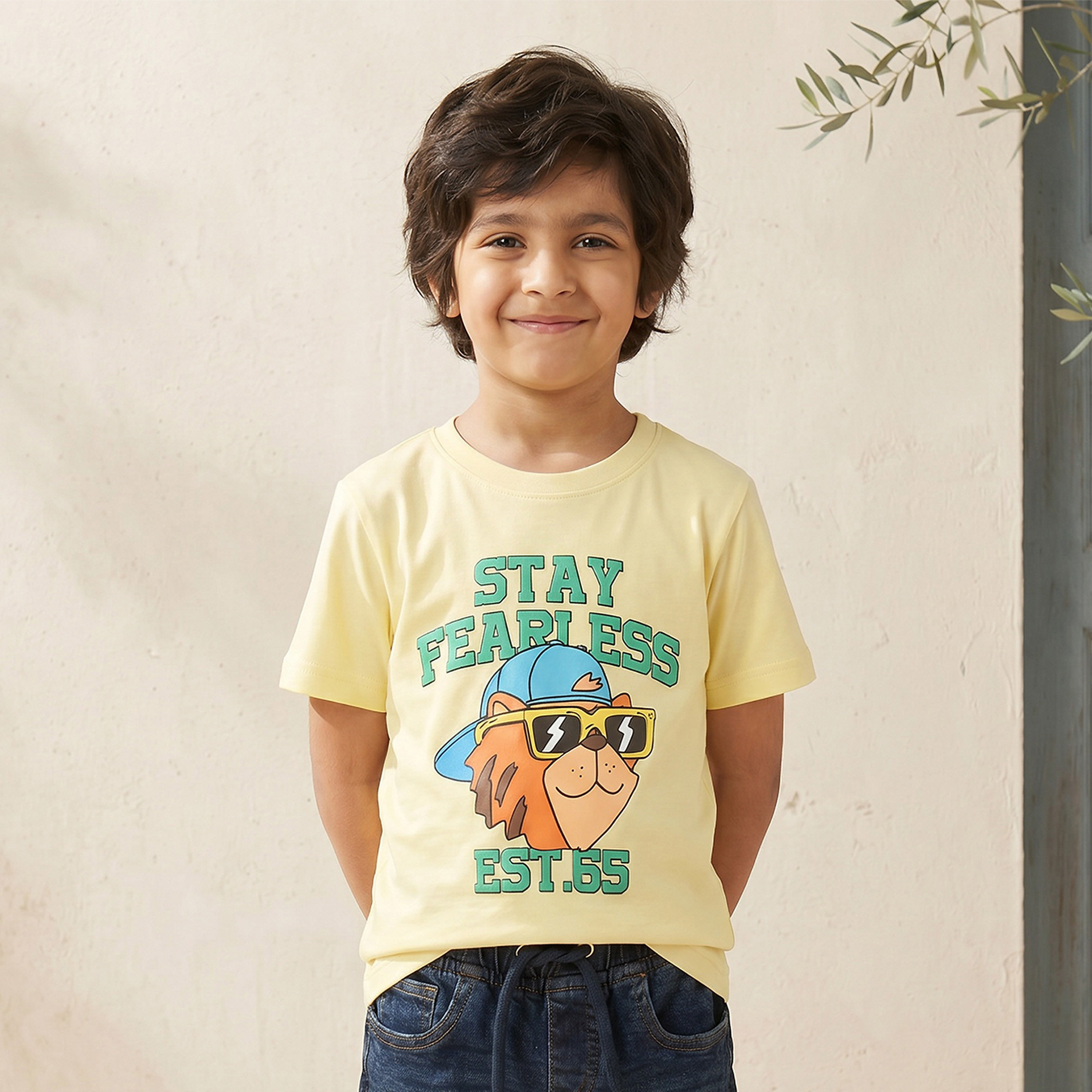 تيشيرت بياقة دائرية وأكمام قصيرة بطبعة جرافيك من جونيورز-boys-clothing-tshirtsandpolos-image-1