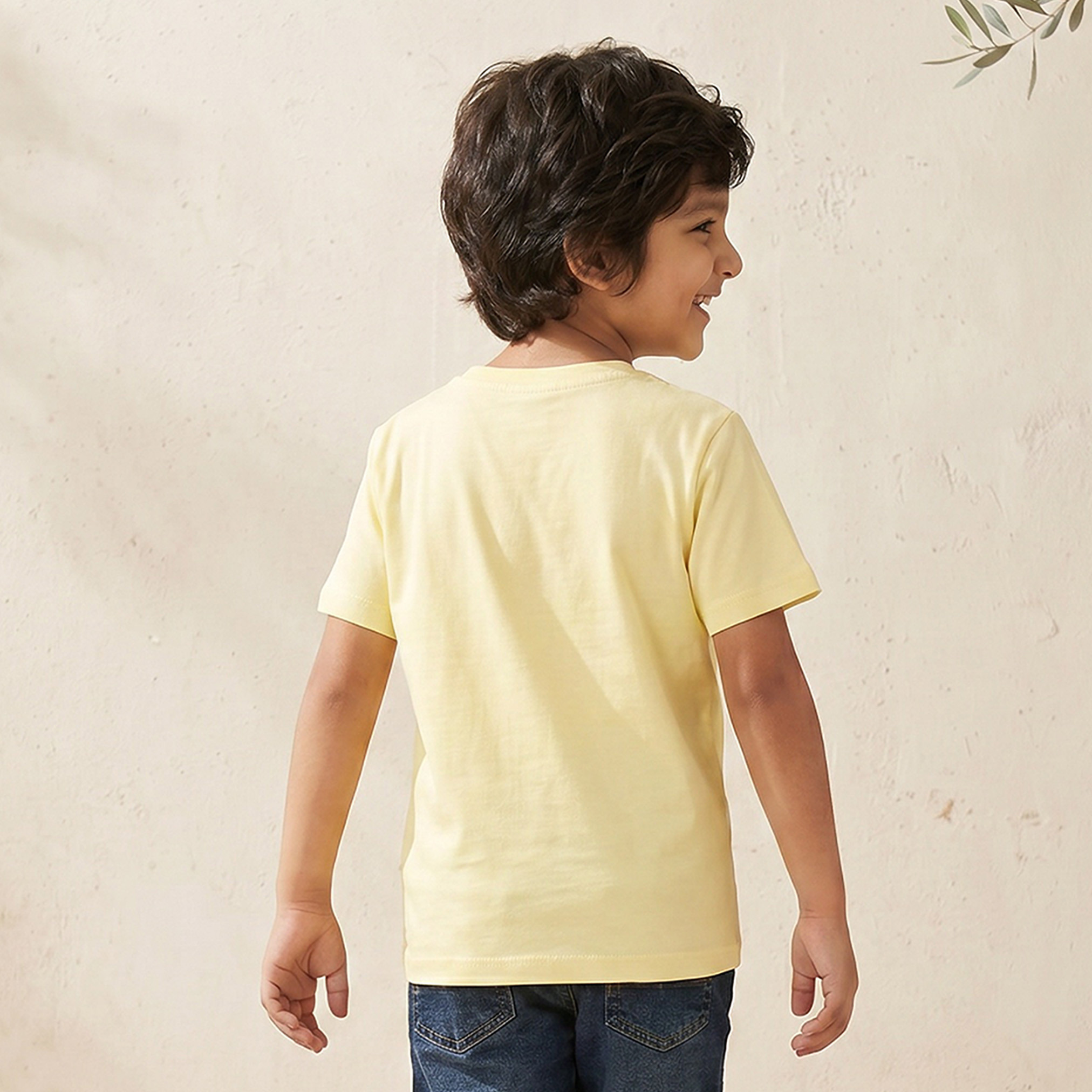 تيشيرت بياقة دائرية وأكمام قصيرة بطبعة جرافيك من جونيورز-boys-clothing-tshirtsandpolos-image-3