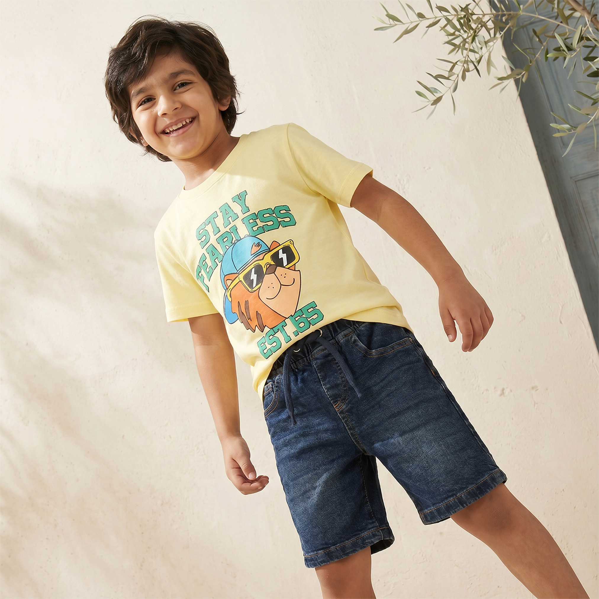 تيشيرت بياقة دائرية وأكمام قصيرة بطبعة جرافيك من جونيورز-boys-clothing-tshirtsandpolos-image-5