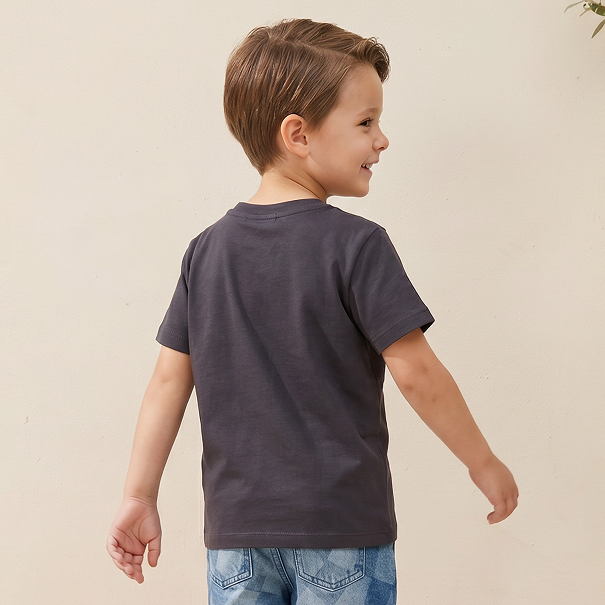تيشيرت برقبة ضيقة وأكمام قصيرة وطبعات شعار من جونيورز-boys-clothing-tshirtsandpolos-image-3