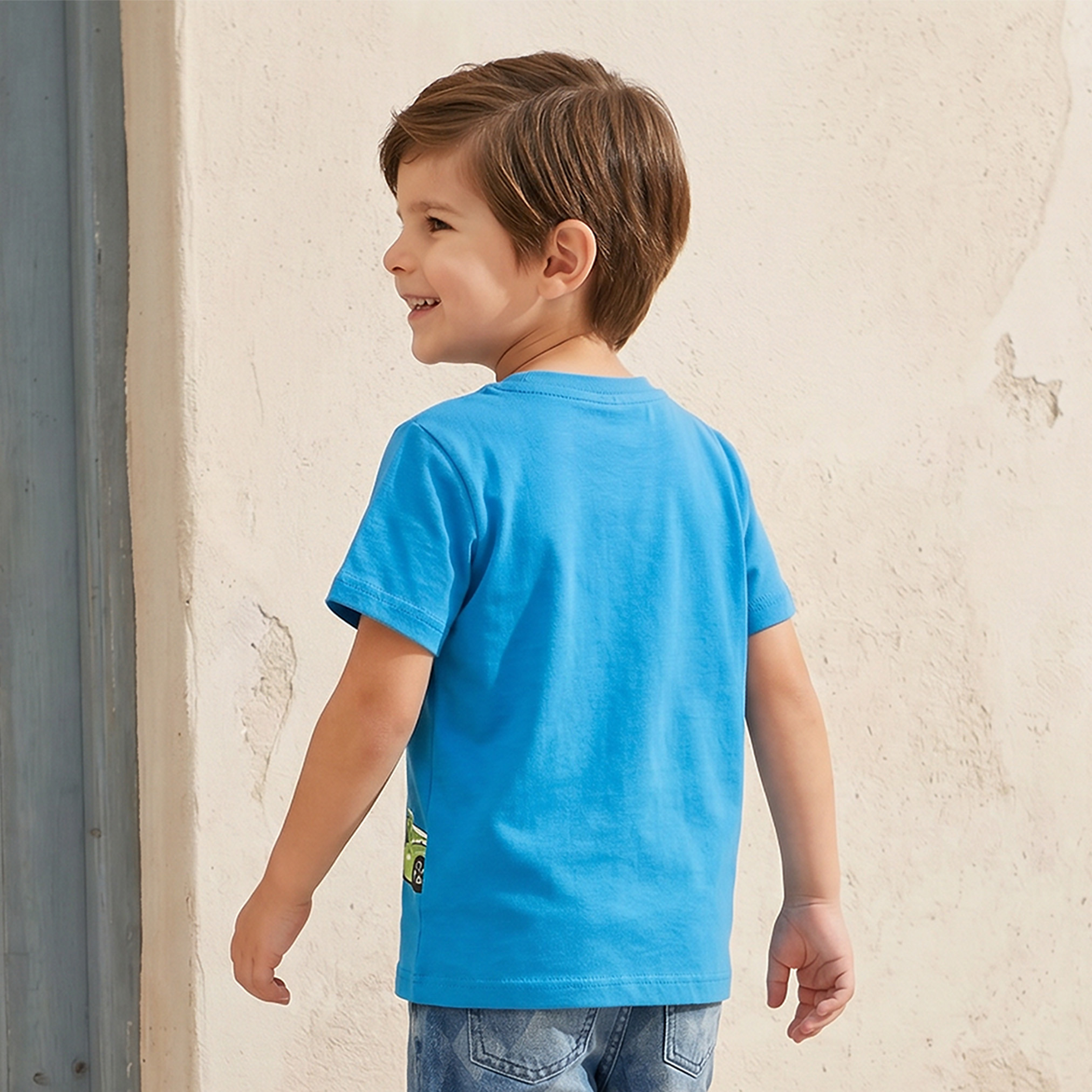تيشيرت بياقة ضيقة وأكمام قصيرة وطبعات سيارة من جونيورز-boys-clothing-tshirtsandpolos-image-3