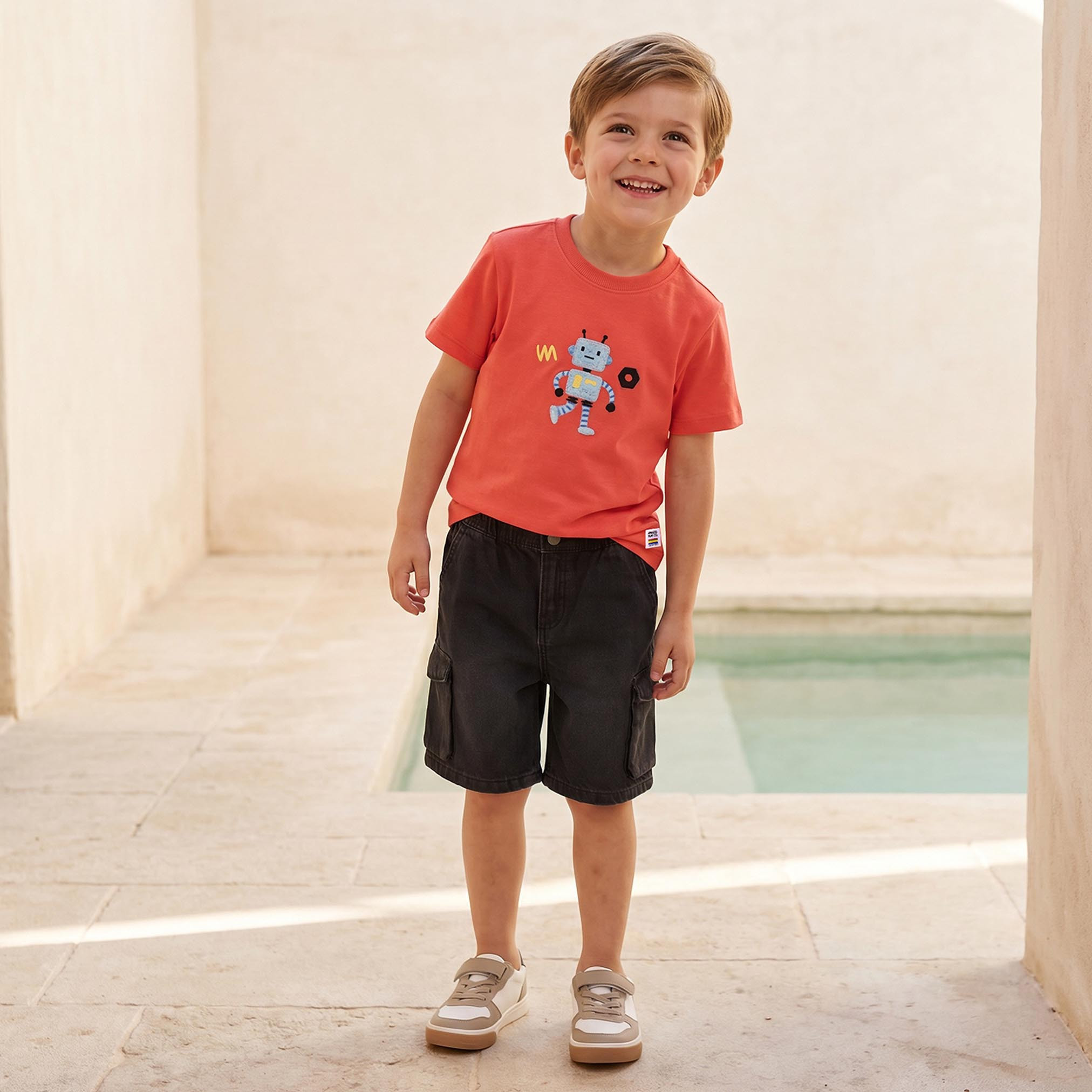 تيشيرت بياقة دائرية وأكمام قصيرة مع تطريز روبوت من جونيورز-boys-clothing-setsandcoords-image-1