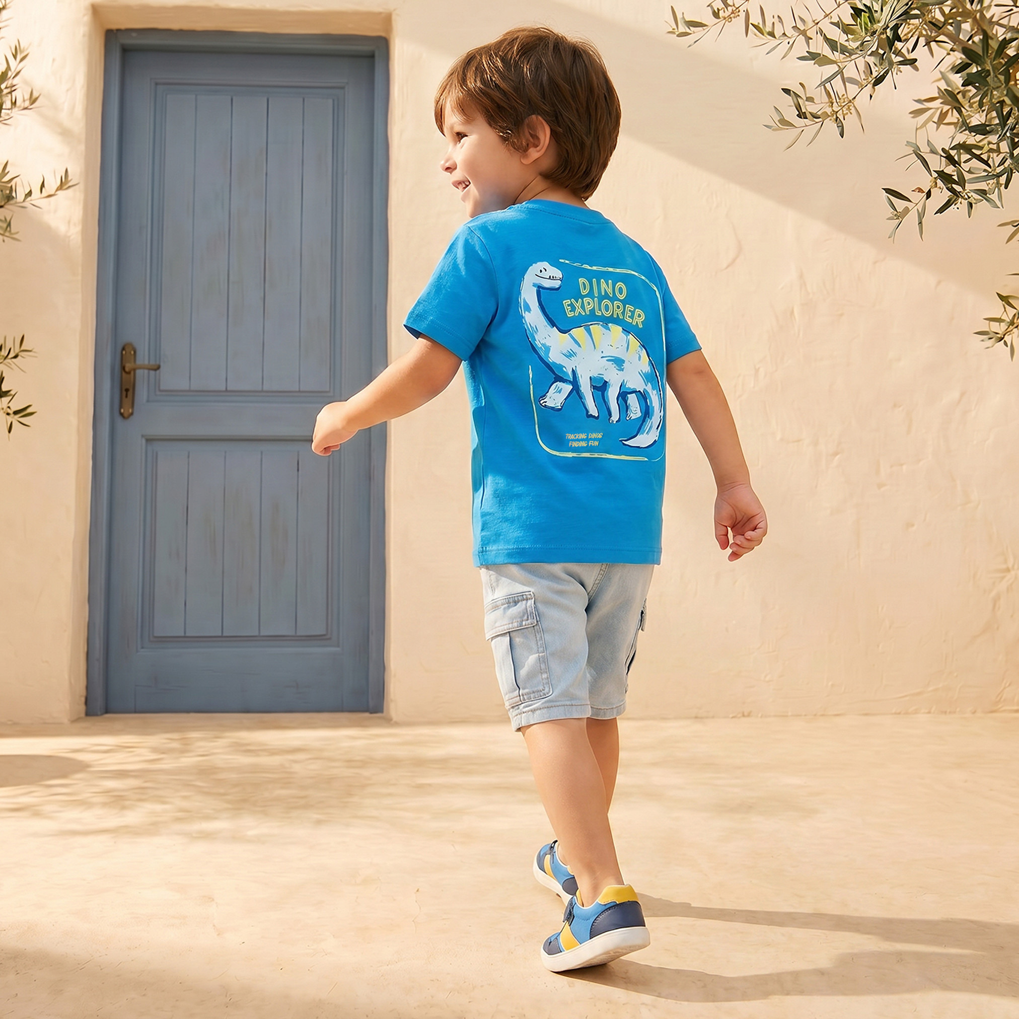 تيشيرت بياقة ضيقة وأكمام قصيرة وطبعات ديناصور من جونيورز-boys-clothing-tshirtsandpolos-image-5
