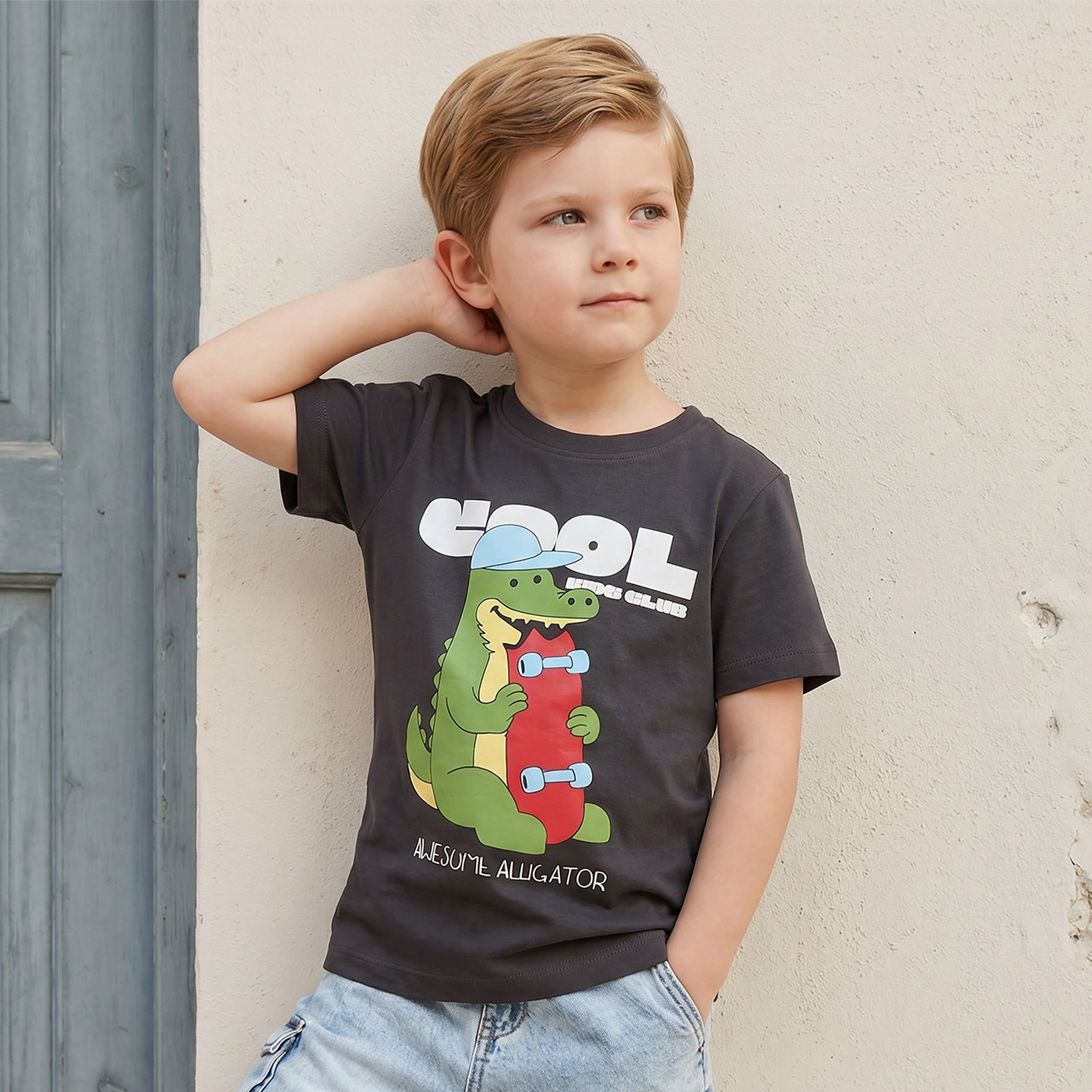 تيشيرت بياقة ضيقة وأكمام قصيرة وطبعات تمساح من جونيورز-boys-clothing-tshirtsandpolos-image-1