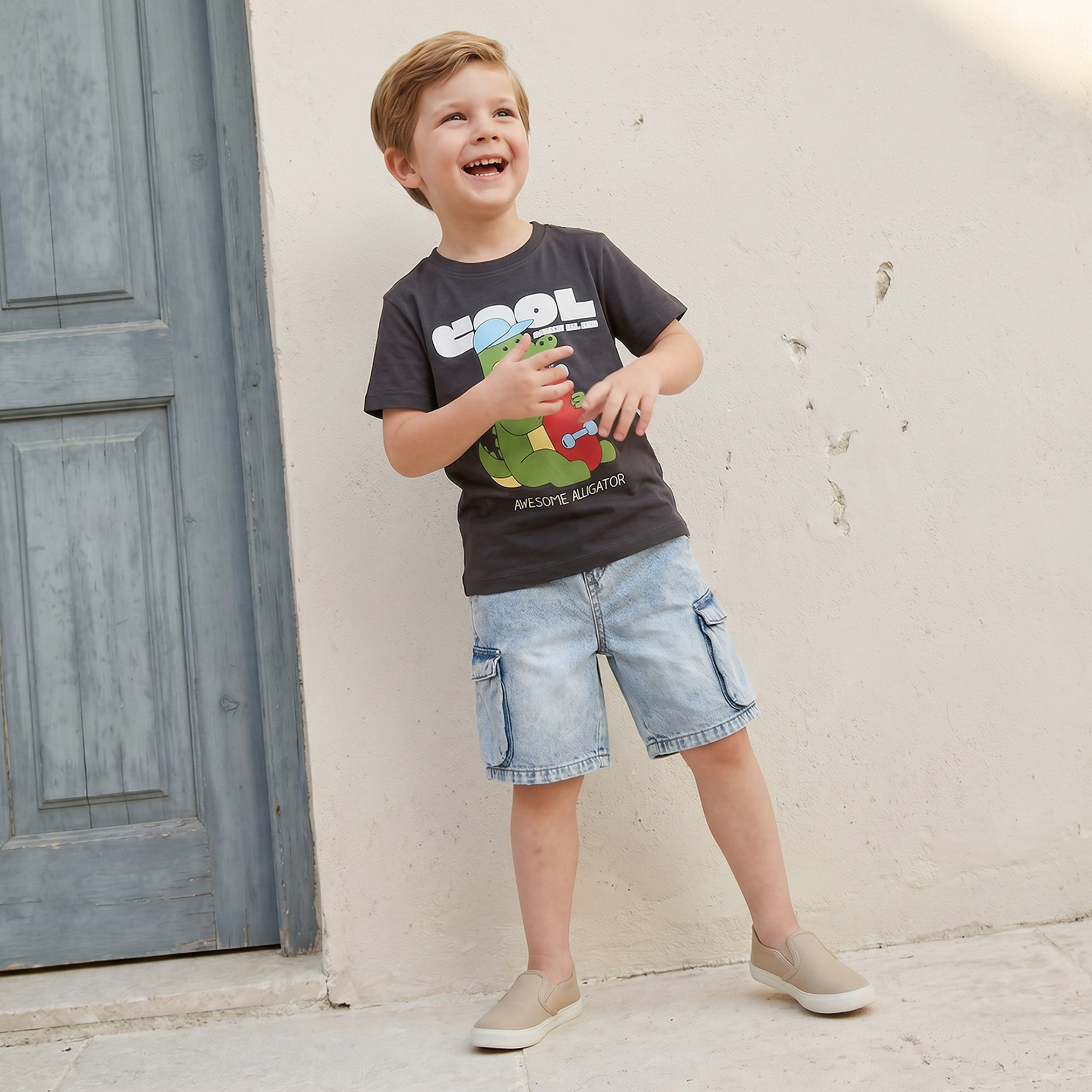 تيشيرت بياقة ضيقة وأكمام قصيرة وطبعات تمساح من جونيورز-boys-clothing-tshirtsandpolos-image-5