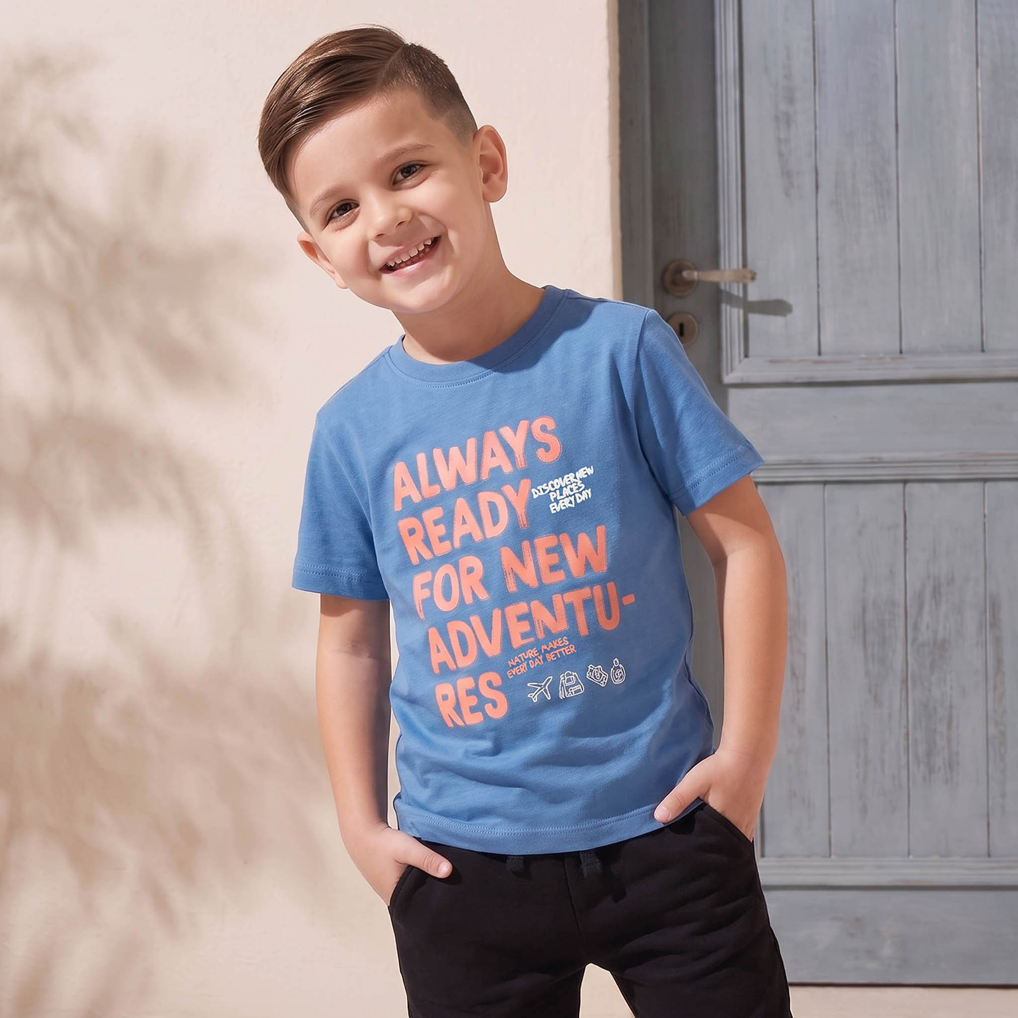 تيشيرت بطبعات شعار وياقة ضيقة وأكمام قصيرة من جونيورز-boys-clothing-tshirtsandpolos-image-1