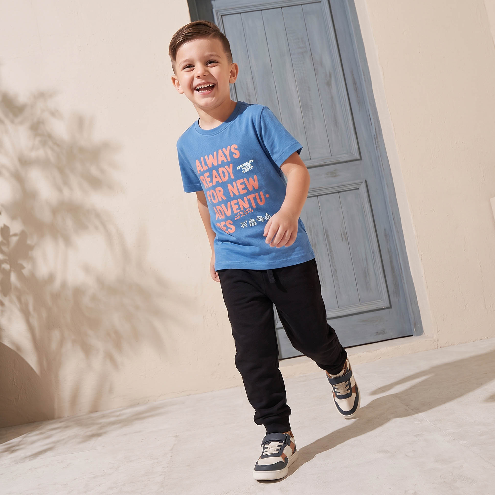 تيشيرت بطبعات شعار وياقة ضيقة وأكمام قصيرة من جونيورز-boys-clothing-tshirtsandpolos-image-2