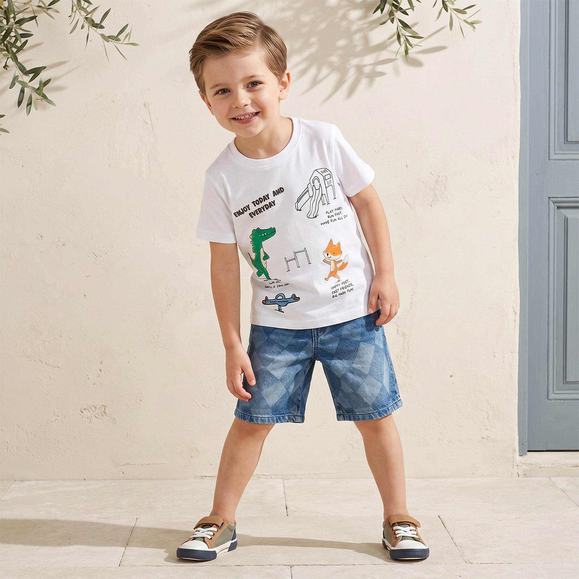 تيشيرت بياقة ضيقة وأكمام قصيرة وطبعات جرافيك من جونيورز-boys-clothing-tshirtsandpolos-image-2