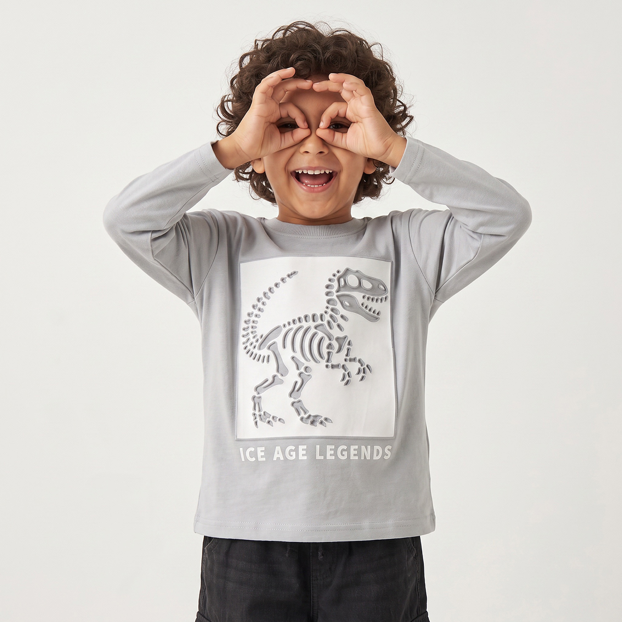 تيشيرت بياقة ضيقة وأكمام طويلة وطبعات ديناصور من جونيورز-boys-clothing-tshirtsandpolos-image-1