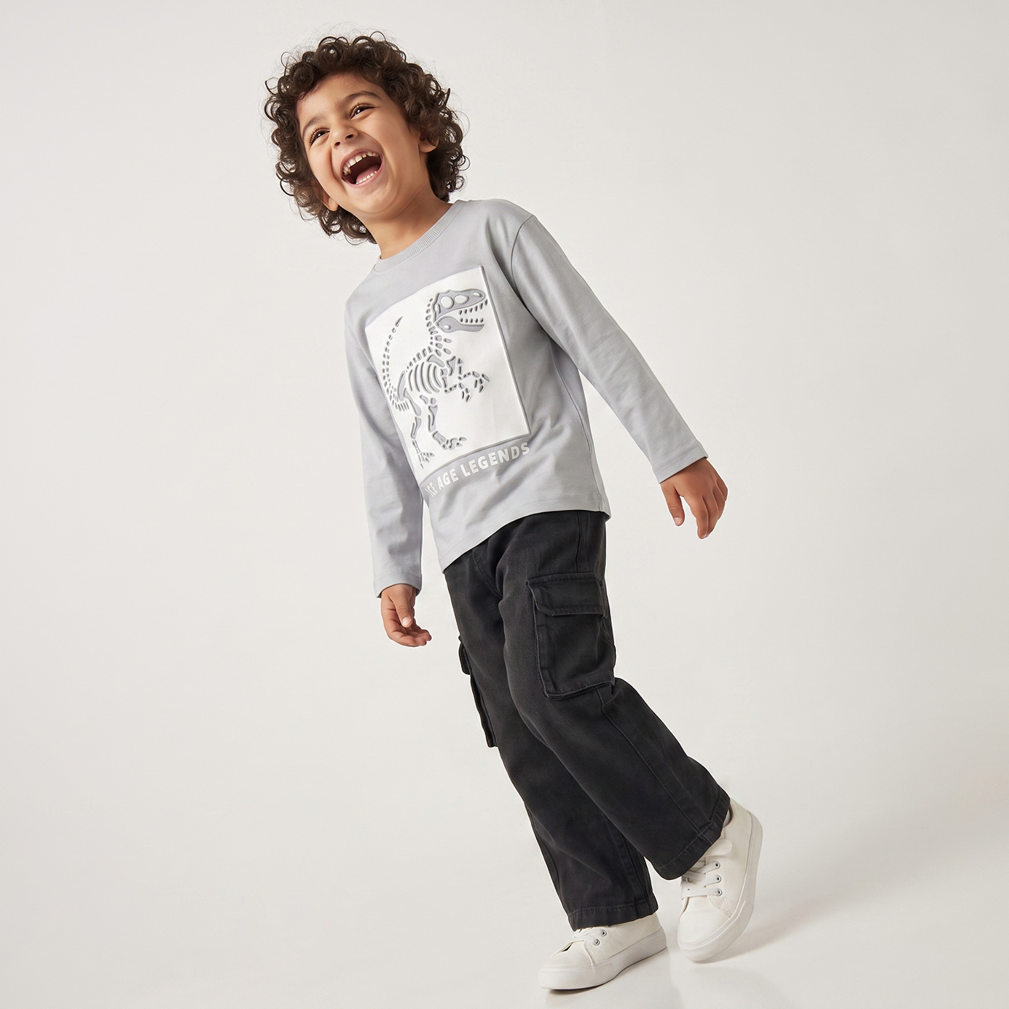 تيشيرت بياقة ضيقة وأكمام طويلة وطبعات ديناصور من جونيورز-boys-clothing-tshirtsandpolos-image-2