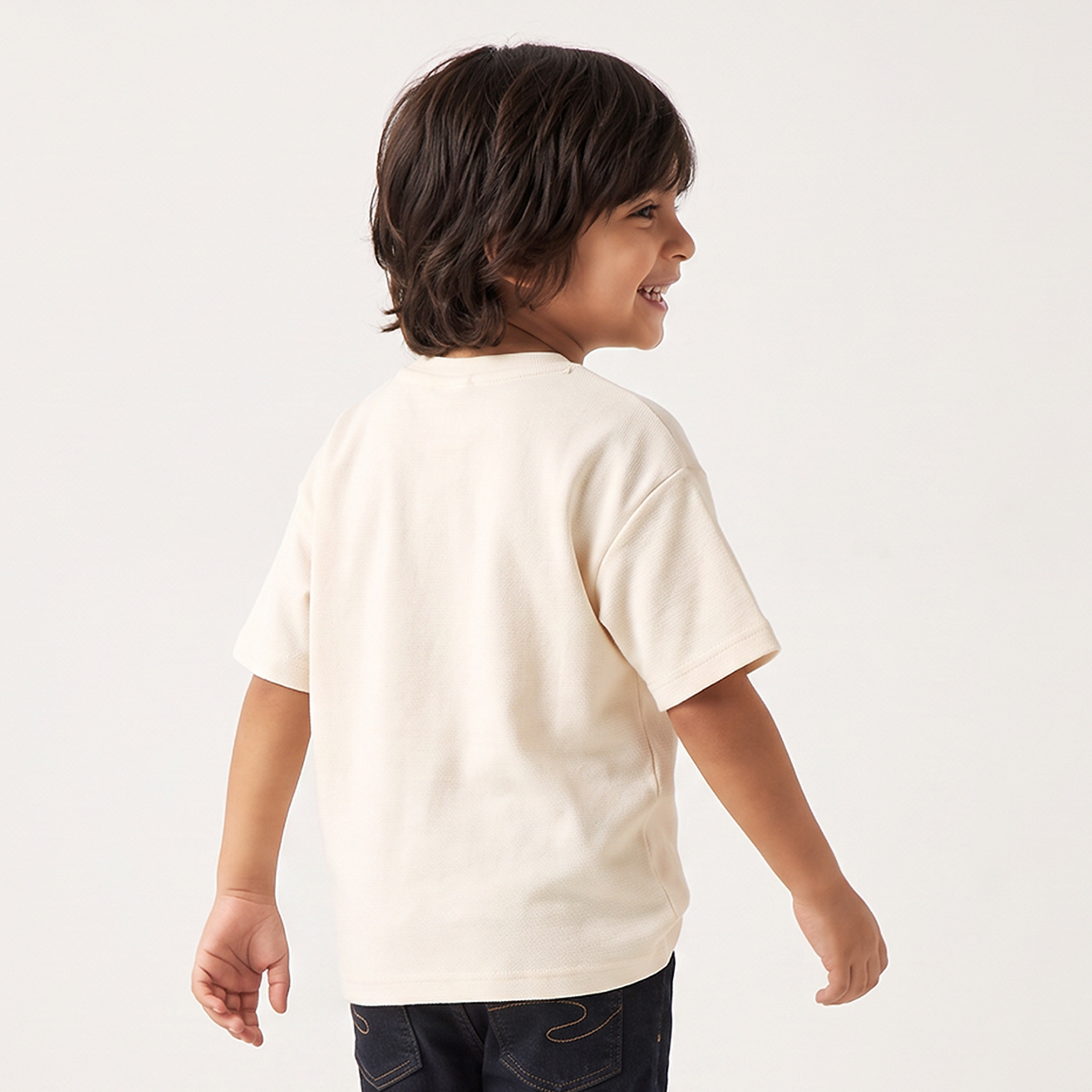 تيشيرت بياقة ضيقة وأكمام قصيرة وزخارف من جونيورز-boys-clothing-tshirtsandpolos-image-2