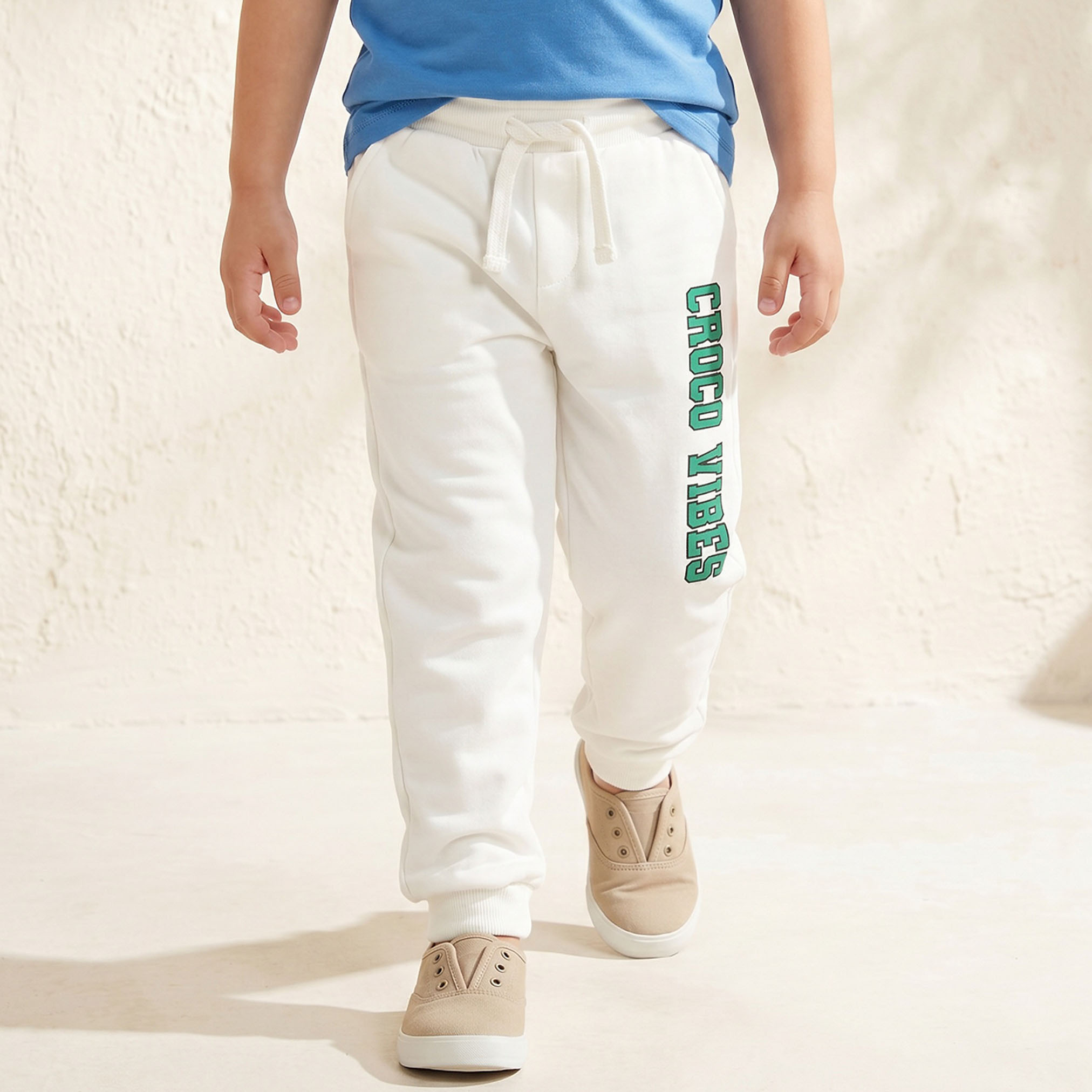 بنطلون رياضي بخصر مطاطي ورباط وطبعات من جونيورز-boys-clothing-bottoms-joggersandtrackpants-image-1