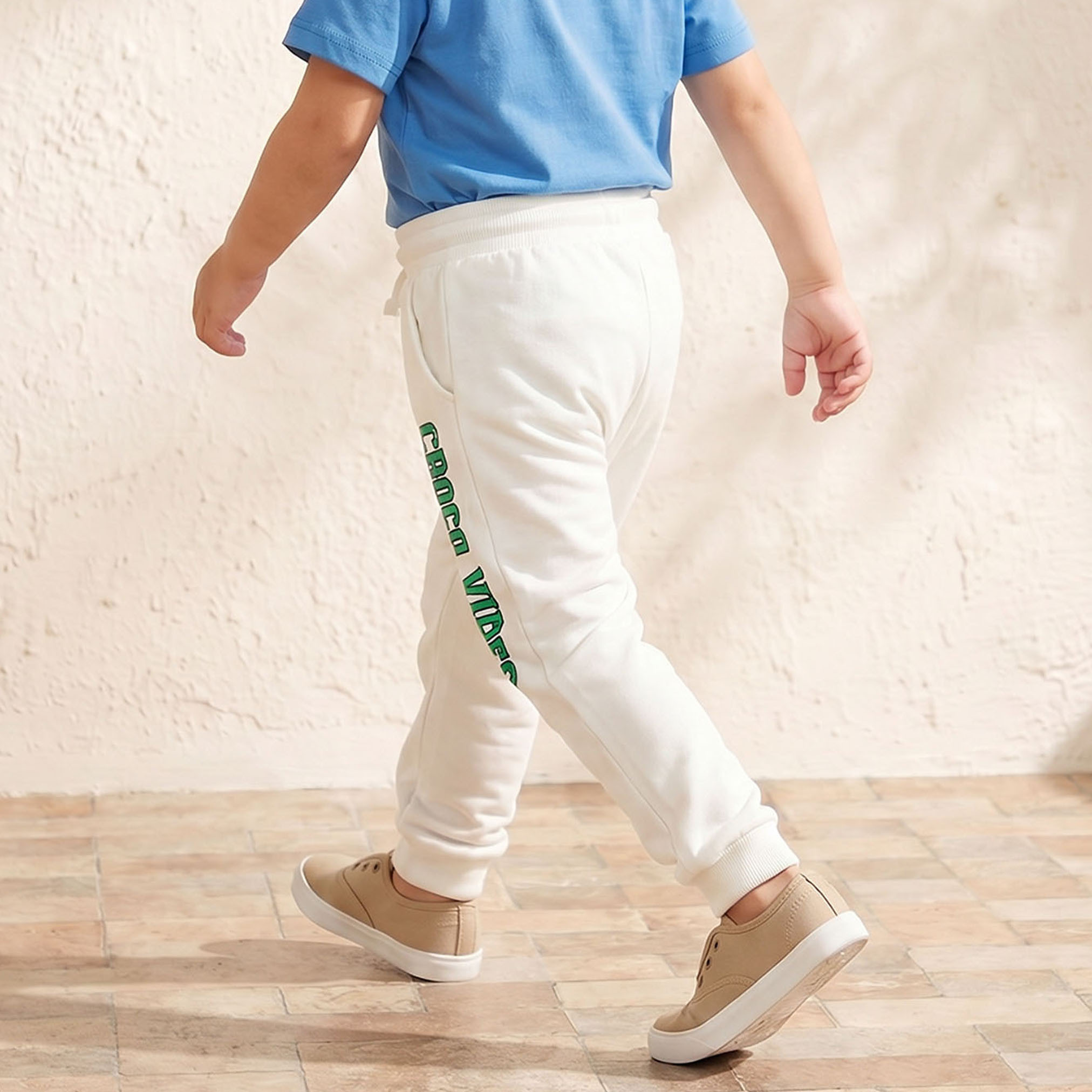 بنطلون رياضي بخصر مطاطي ورباط وطبعات من جونيورز-boys-clothing-bottoms-joggersandtrackpants-image-3