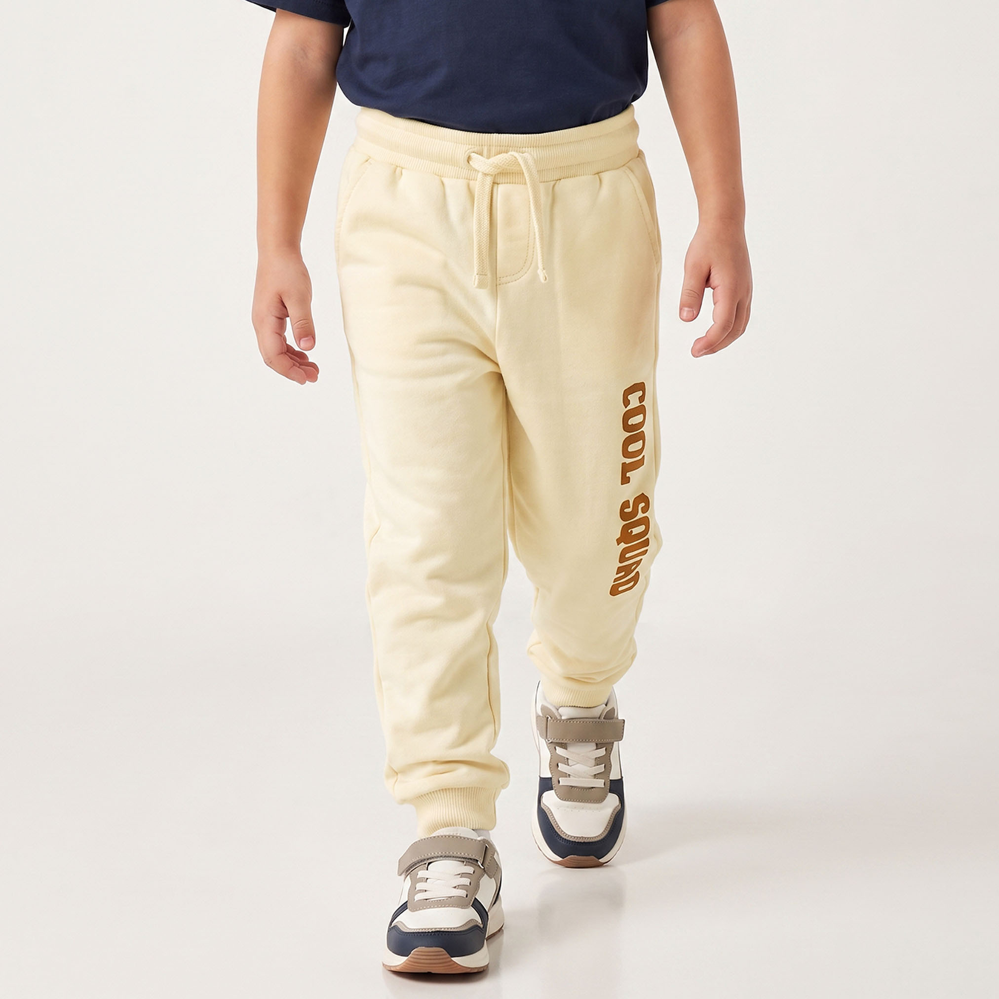 بنطلون رياضي للأطفال بخصر برباط وطبعة شعار من جونيورز-boys-clothing-bottoms-joggers-image-1