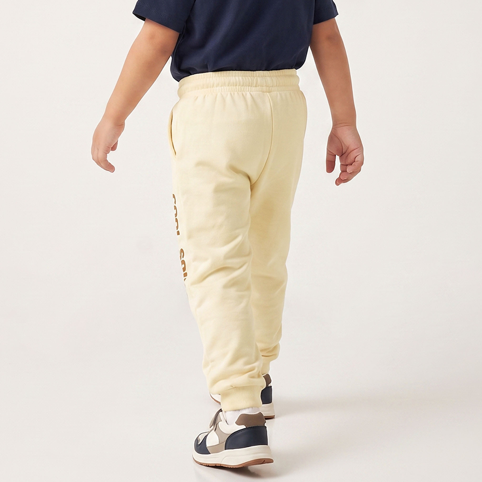 بنطلون رياضي للأطفال بخصر برباط وطبعة شعار من جونيورز-boys-clothing-bottoms-joggers-image-2
