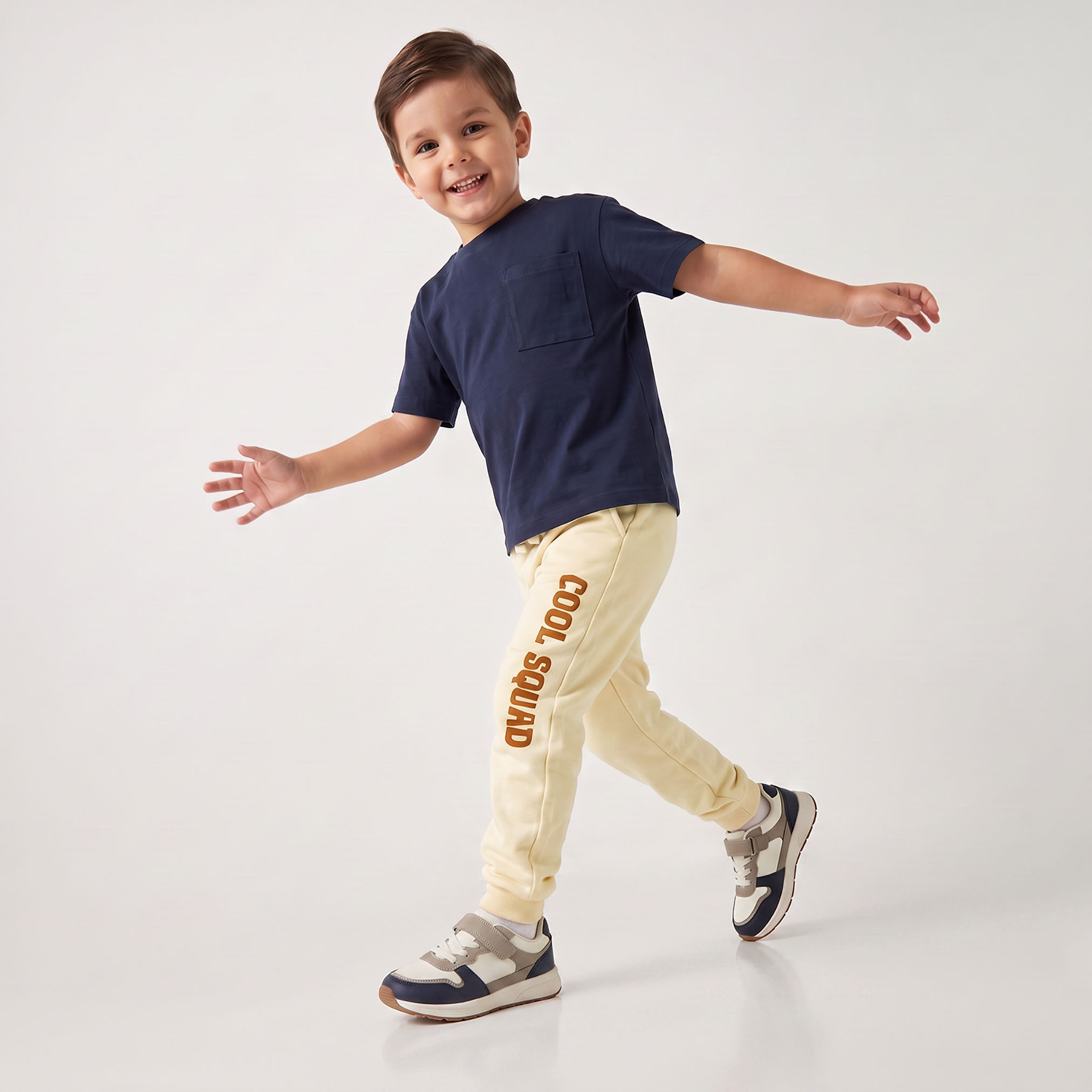 بنطلون رياضي للأطفال بخصر برباط وطبعة شعار من جونيورز-boys-clothing-bottoms-joggers-image-5