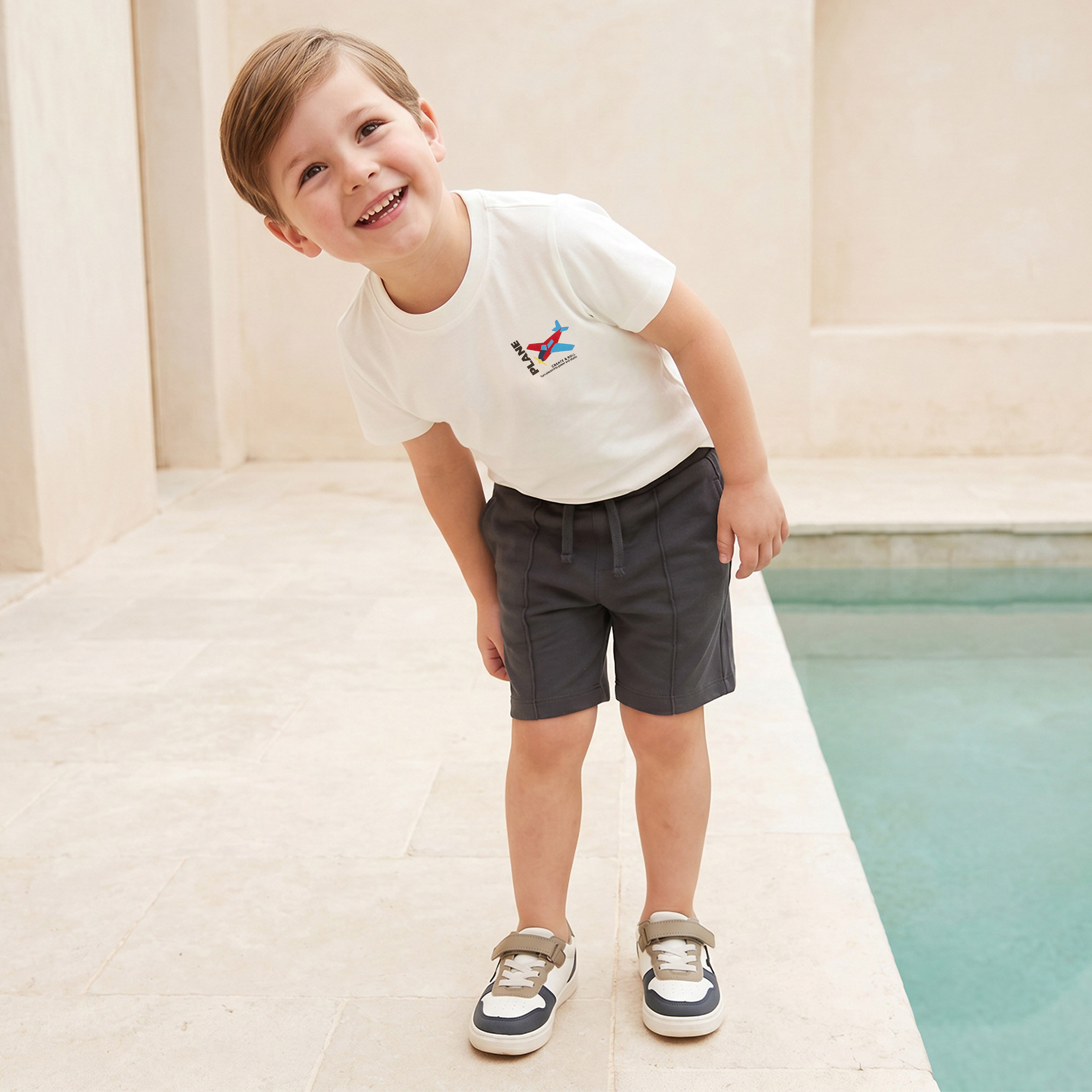 طقم تيشيرت بياقة ضيقة وأكمام قصيرة وشورت بطبعات من جونيورز-boys-clothing-setsandcoords-image-1