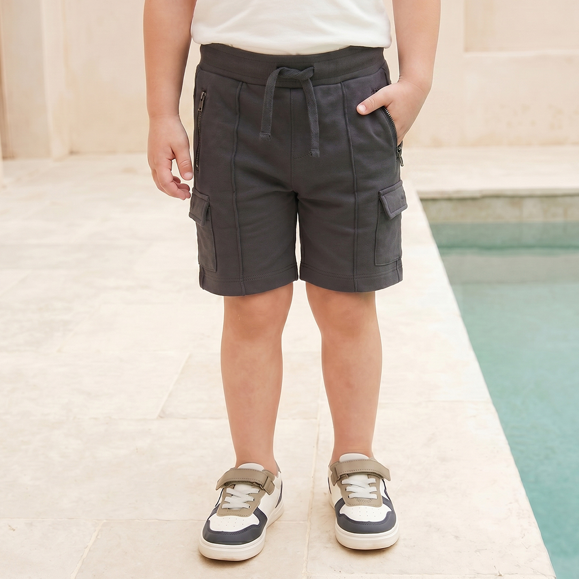 طقم تيشيرت بياقة ضيقة وأكمام قصيرة وشورت بطبعات من جونيورز-boys-clothing-setsandcoords-image-3