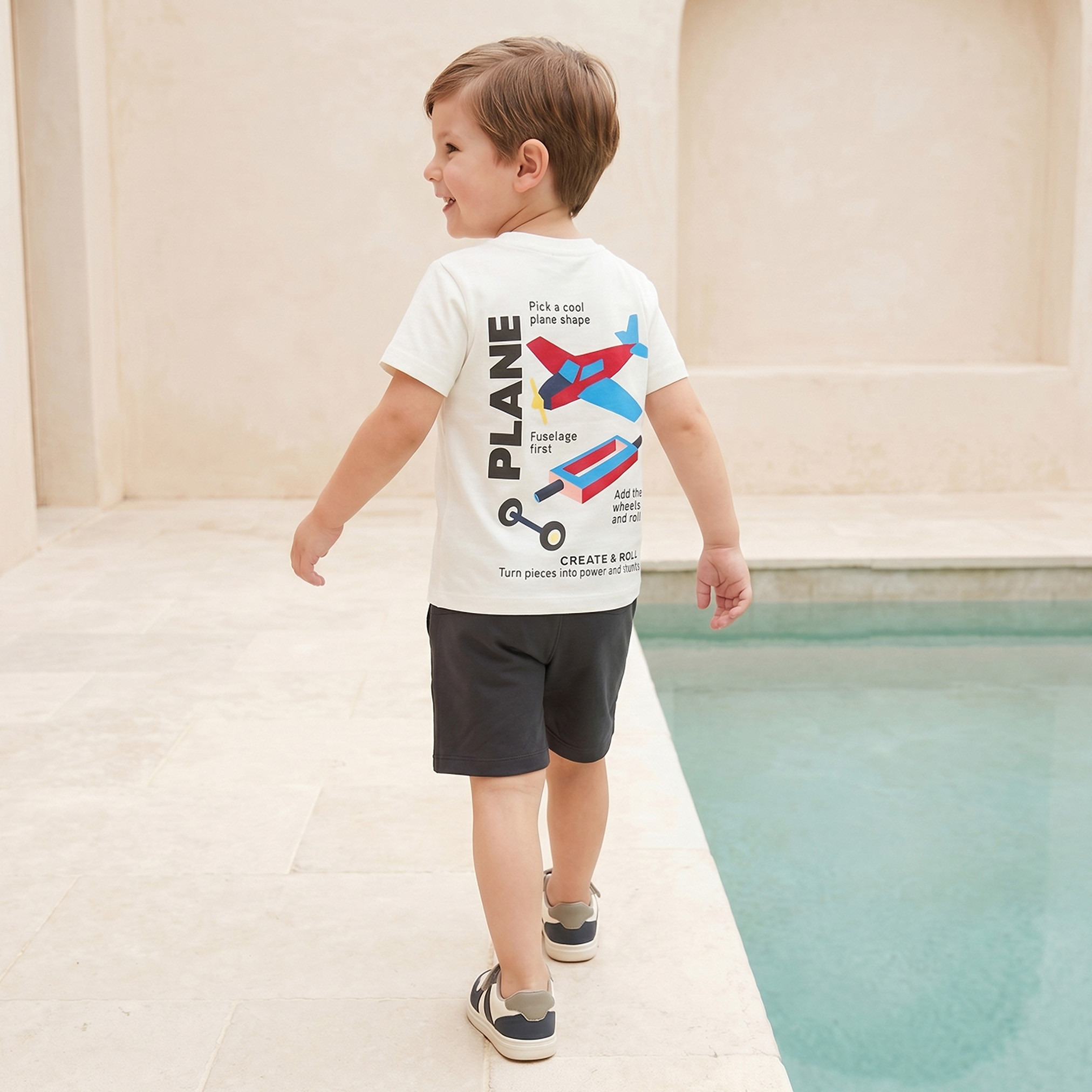 طقم تيشيرت بياقة ضيقة وأكمام قصيرة وشورت بطبعات من جونيورز-boys-clothing-setsandcoords-image-4