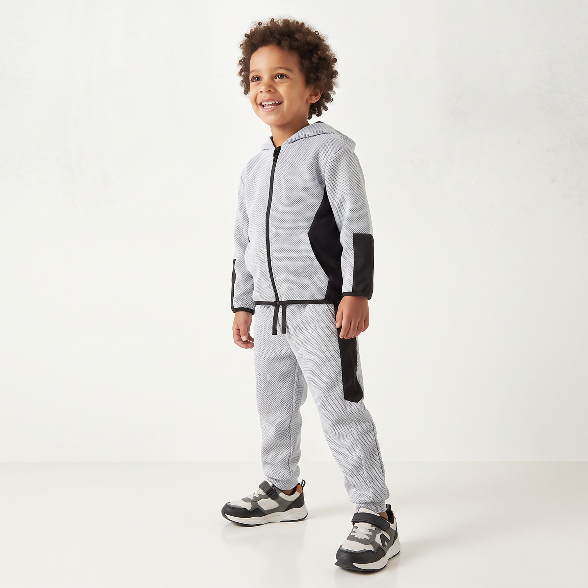طقم جاكيت بقبعة وأكمام طويلة وبنطلون جوغرز بجيب كانغارو من جونيورز-boys-clothing-setsandcoords-image-1