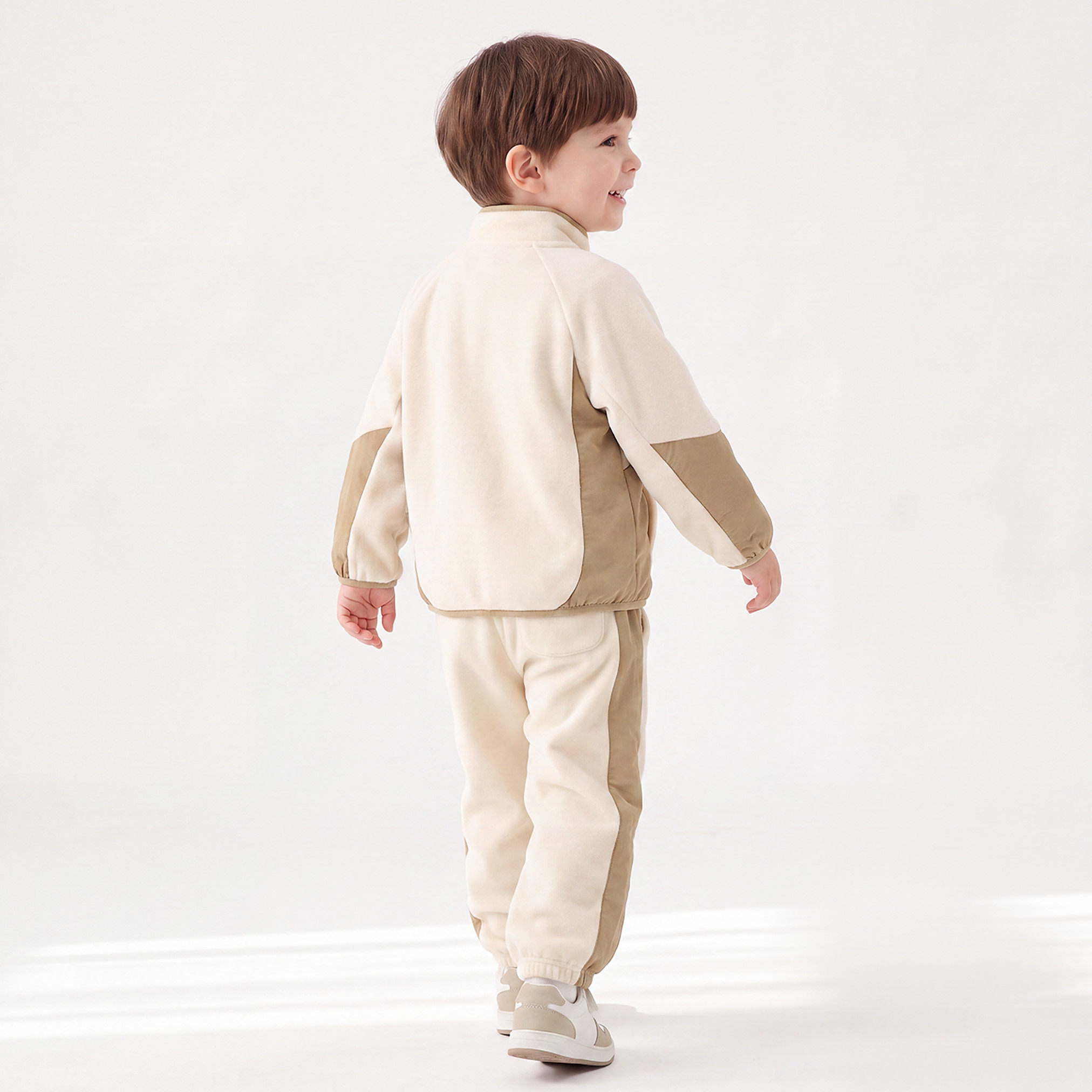 طقم بنطلون رياضي وسويت شيرت بياقة عالية وأكمام طويلة ونمط قوالب ملونة من جونيورز-baby-boys-clothing-setsandcoords-image-4
