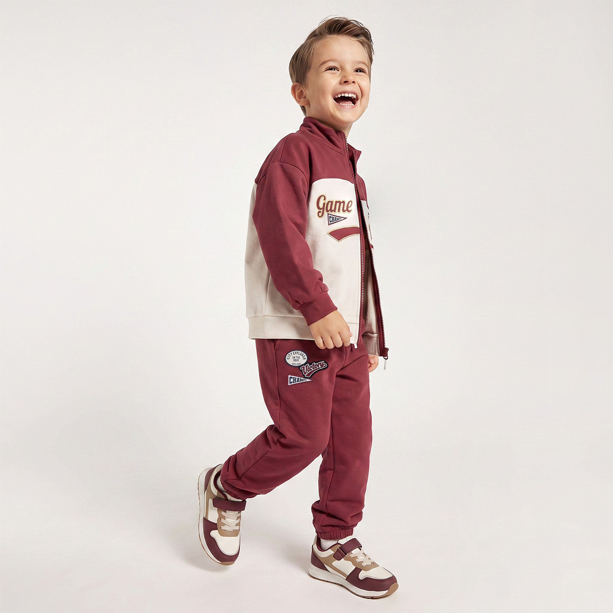طقم جاكيت بياقة عالية وأكمام طويلة وبنطلون رياضي وتطريز فارستي من جونيورز-boys-clothing-setsandcoords-image-1