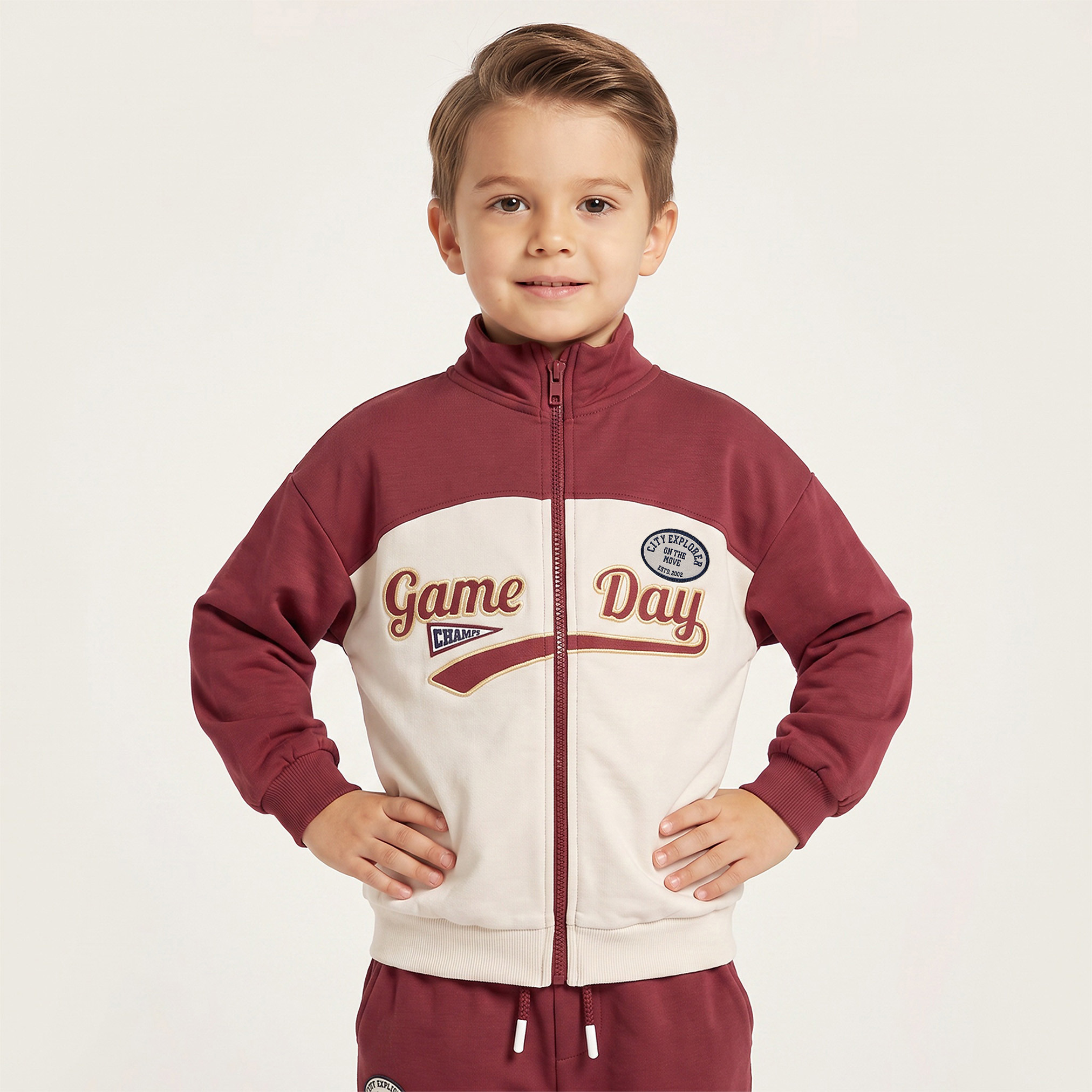 طقم جاكيت بياقة عالية وأكمام طويلة وبنطلون رياضي وتطريز فارستي من جونيورز-boys-clothing-setsandcoords-image-2