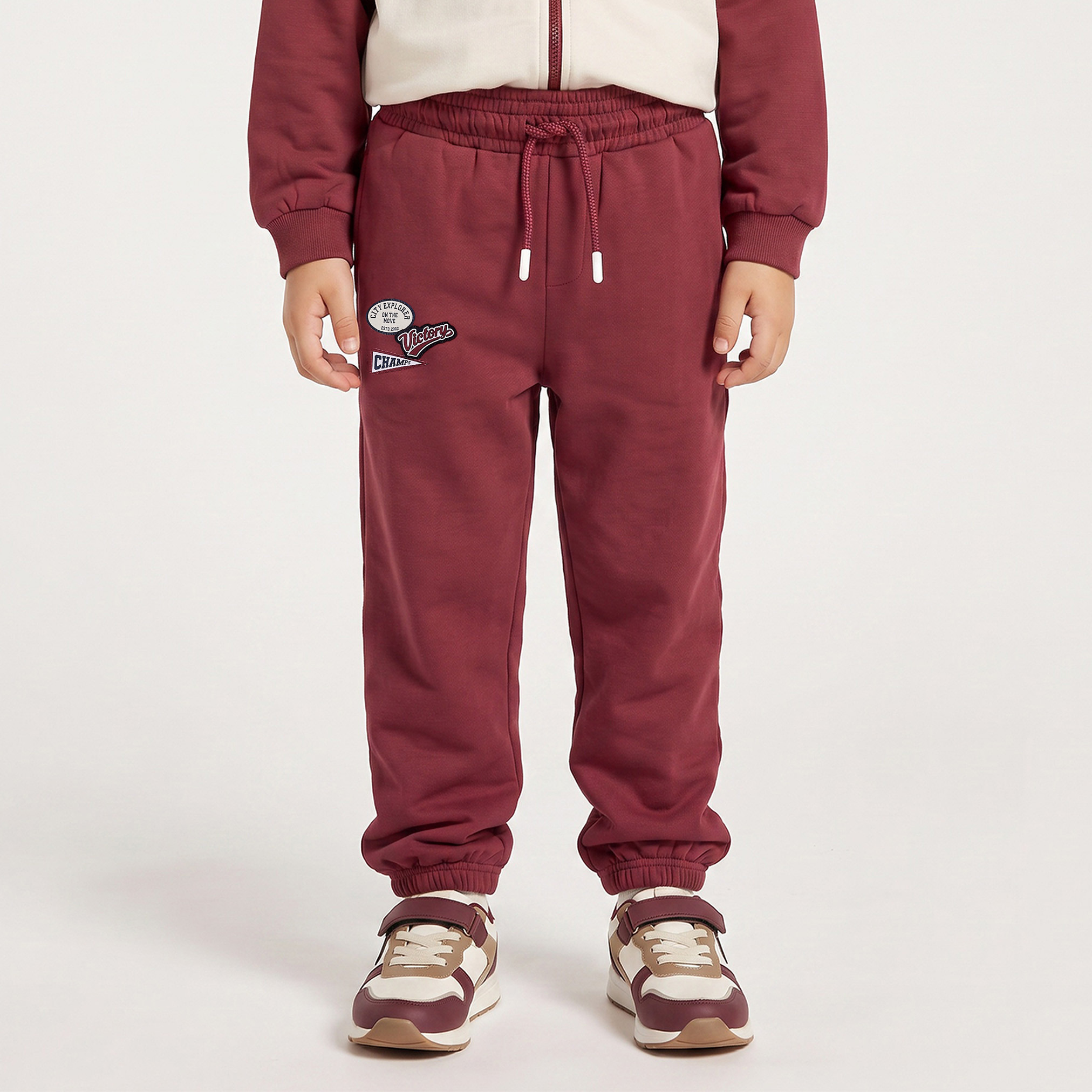طقم جاكيت بياقة عالية وأكمام طويلة وبنطلون رياضي وتطريز فارستي من جونيورز-boys-clothing-setsandcoords-image-3