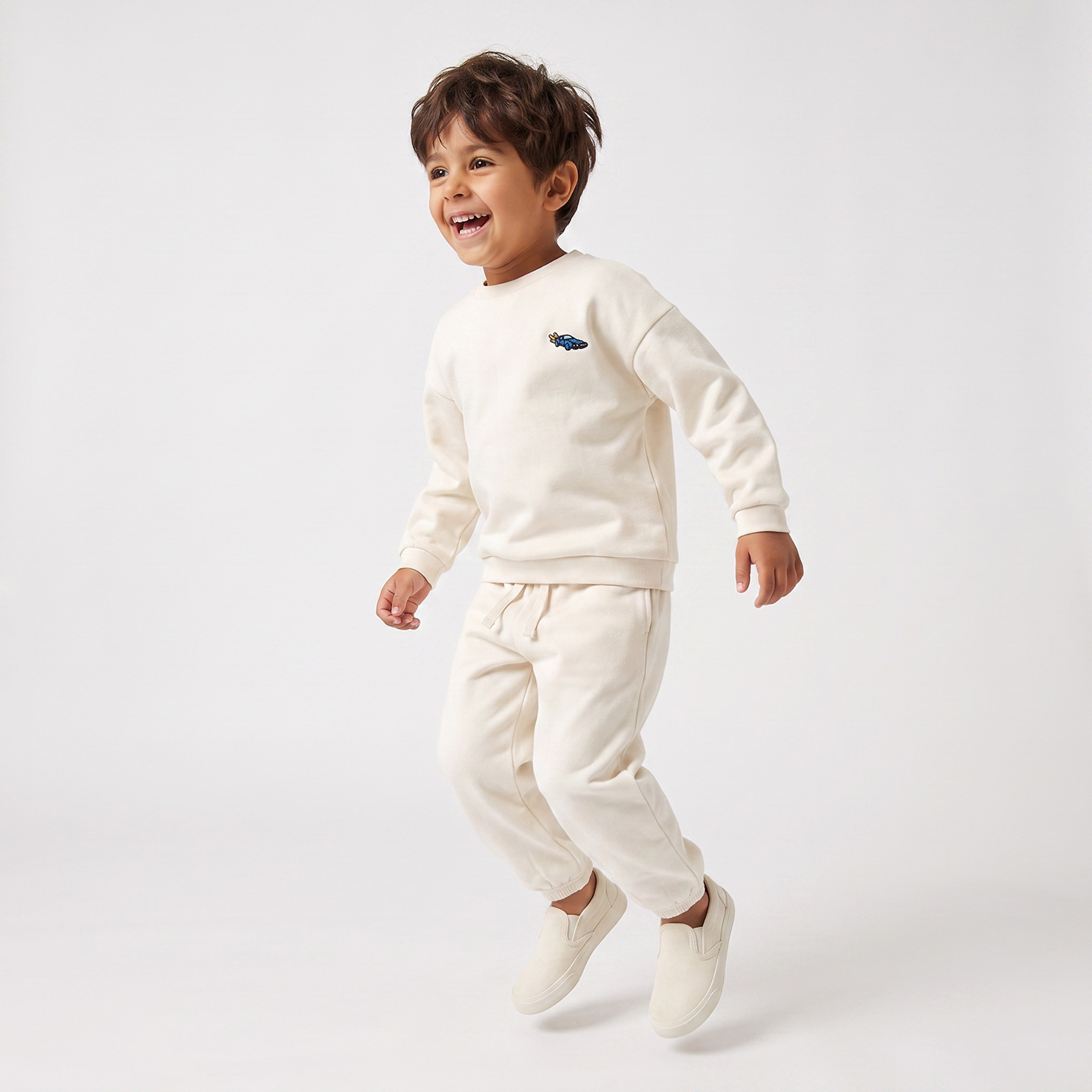 طقم سويت شيرت بأكمام طويلة ورقبة ضيقة وتطريزات مع بنطلون رياضي من جونيورز-boys-clothing-setsandcoords-image-1