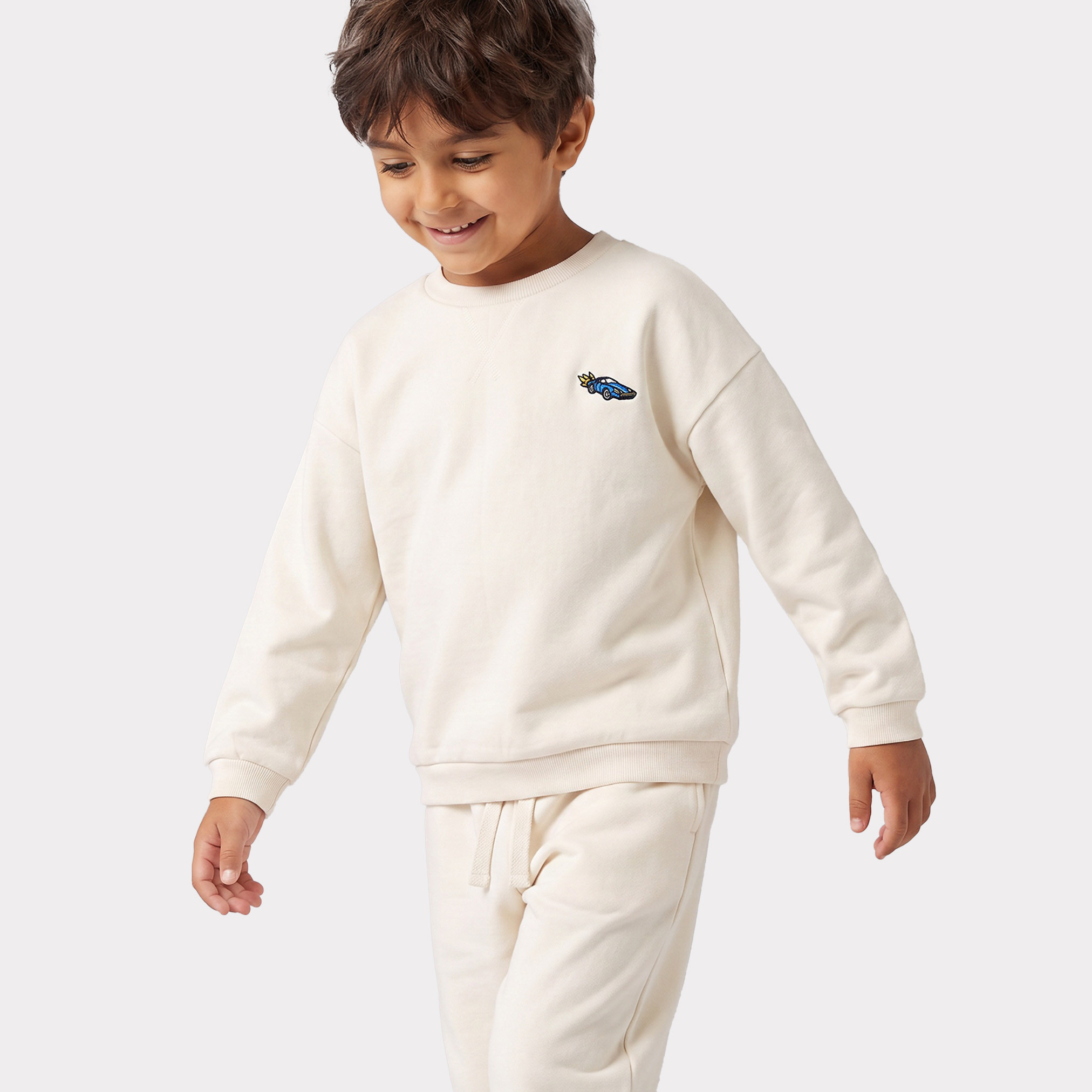 طقم سويت شيرت بأكمام طويلة ورقبة ضيقة وتطريزات مع بنطلون رياضي من جونيورز-boys-clothing-setsandcoords-image-2