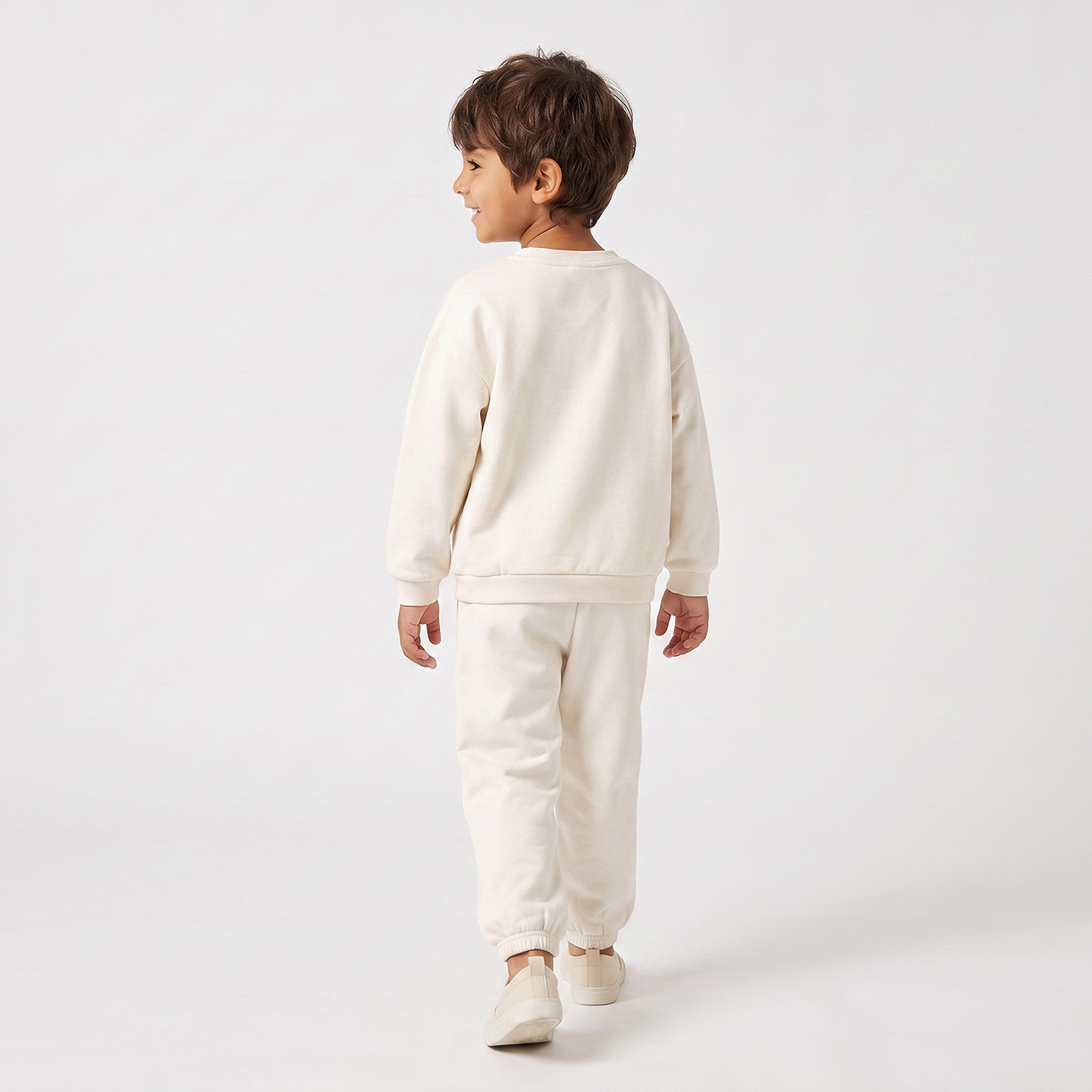 طقم سويت شيرت بأكمام طويلة ورقبة ضيقة وتطريزات مع بنطلون رياضي من جونيورز-boys-clothing-setsandcoords-image-4
