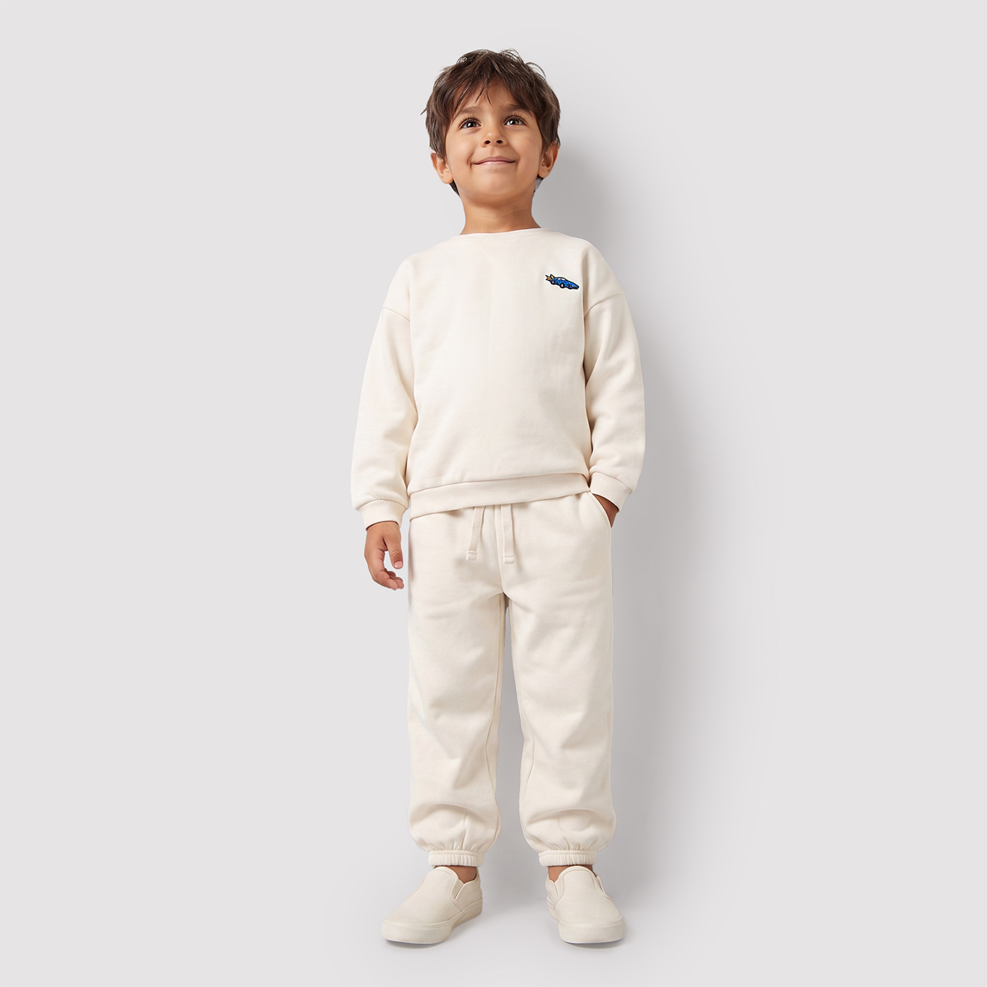 طقم سويت شيرت بأكمام طويلة ورقبة ضيقة وتطريزات مع بنطلون رياضي من جونيورز-boys-clothing-setsandcoords-image-6
