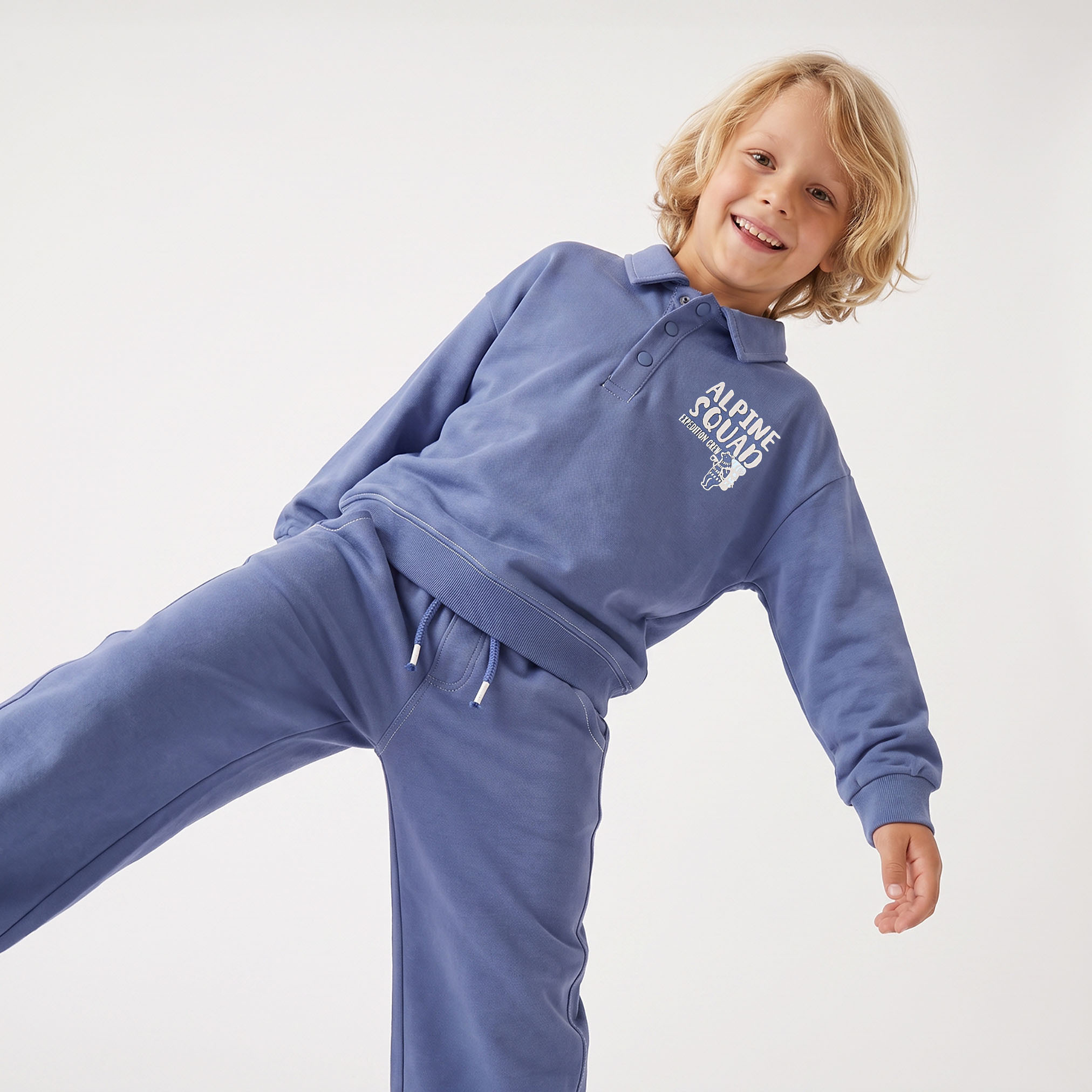 طقم سويت شيرت بياقة وأكمام طويلة وبنطلون بطبعة ألباين سكواد من جونيورز-boys-clothing-setsandcoords-image-5