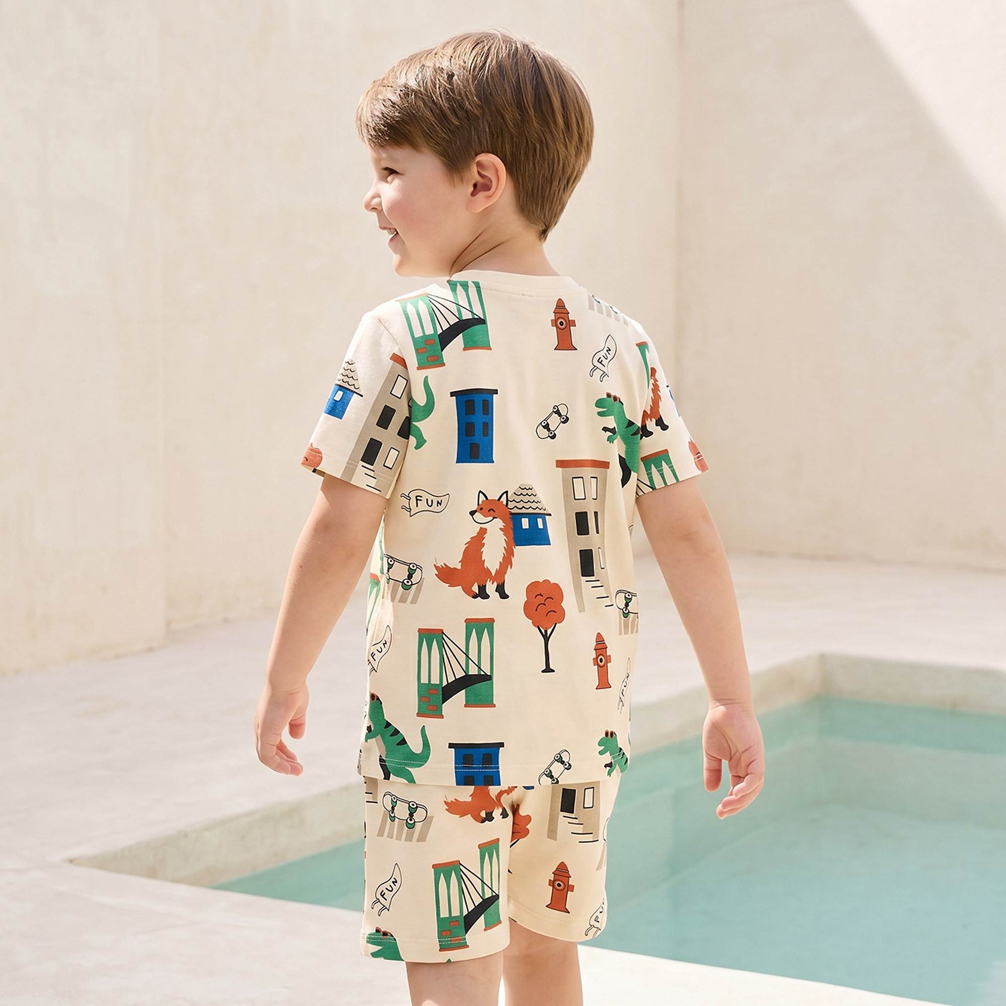 طقم تيشيرت وشورت بياقة ضيقة وأكمام قصيرة وطبعات من جونيورز-boys-clothing-setsandcoords-image-4
