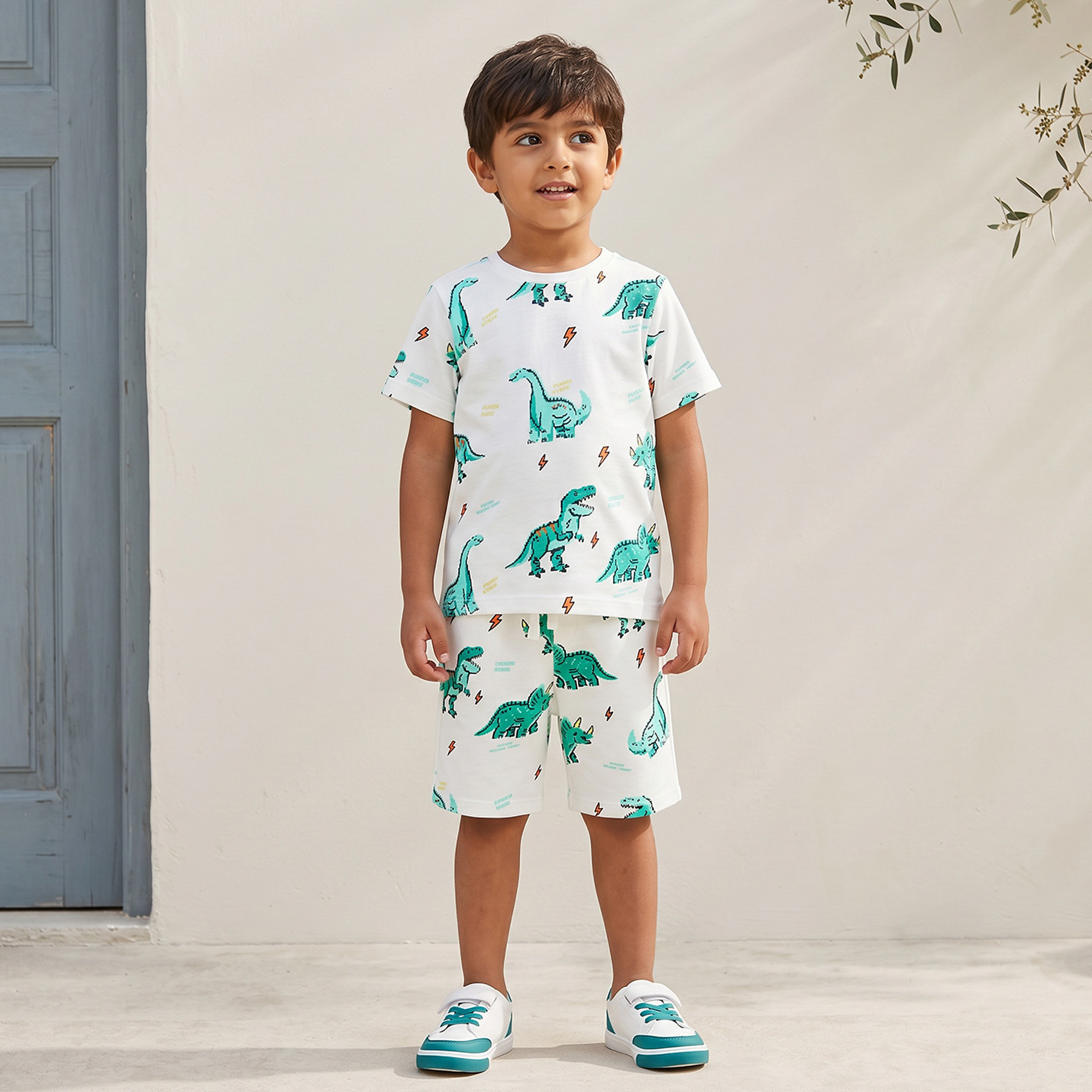 طقم شورت وتيشيرت بياقة ضيقة وأكمام قصيرة وطبعات من جونيورز-boys-clothing-setsandcoords-image-1