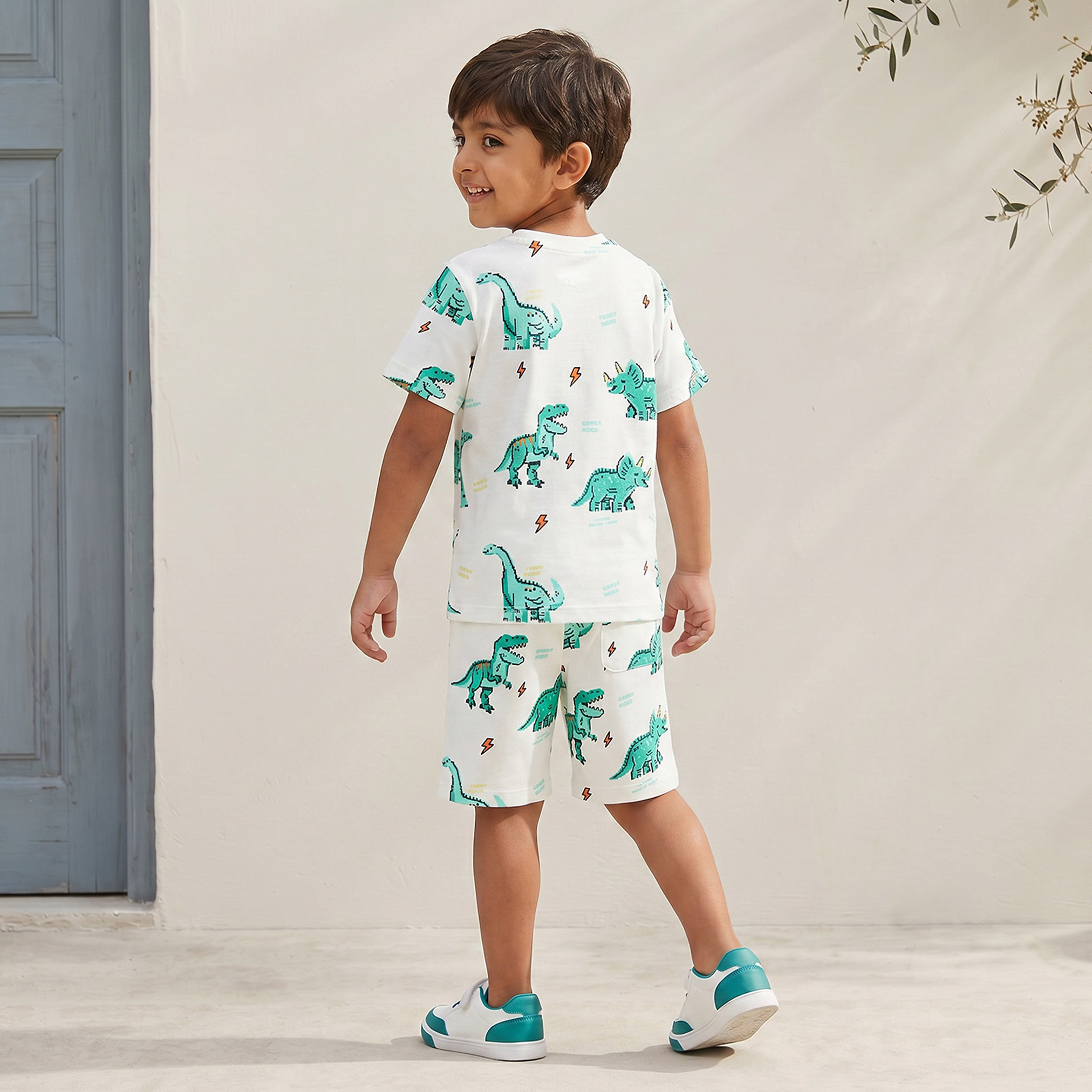 طقم شورت وتيشيرت بياقة ضيقة وأكمام قصيرة وطبعات من جونيورز-boys-clothing-setsandcoords-image-4